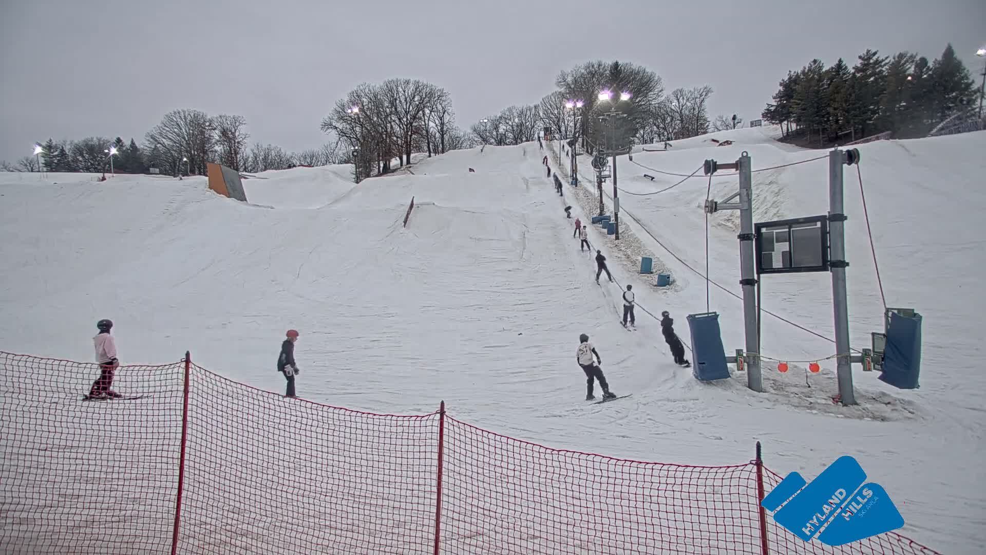Bloomington, Hyland Hills Ski Slopes Live Cam - Bloomington, Hennepin, Minnesota, USA