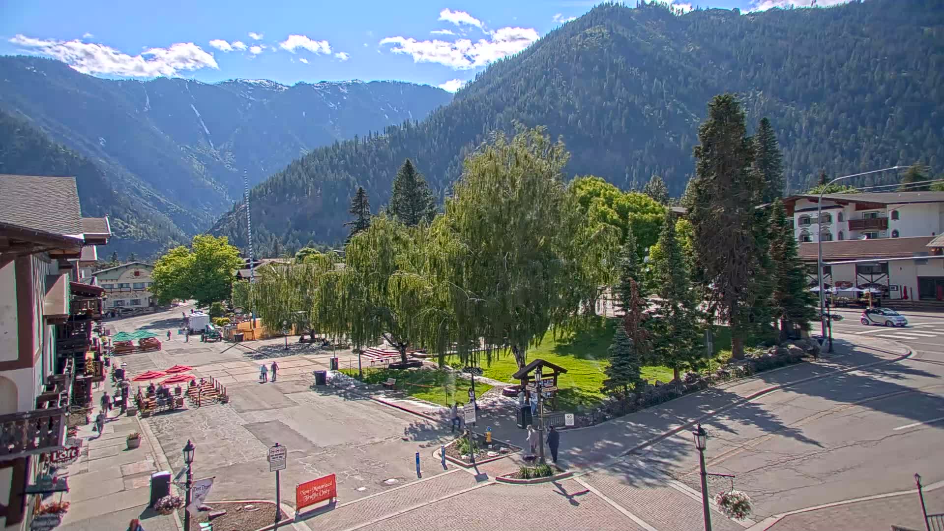 Leavenworth  Village Tumwater Mountain View Live Cam - Leavenworth, Chelan, Washington, USA