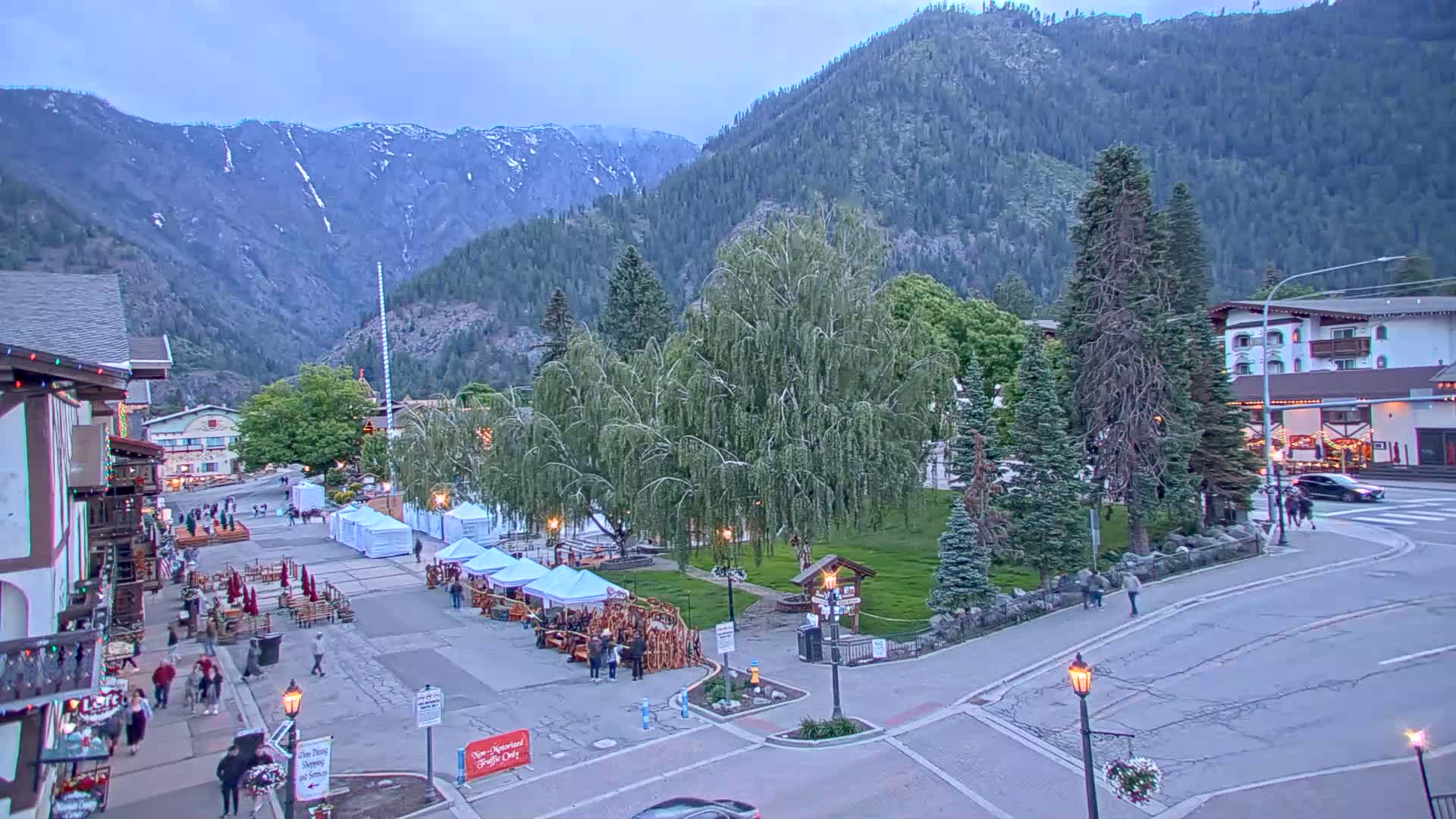 Leavenworth  Village Tumwater Mountain View Live Cam - Leavenworth, Chelan, Washington, USA