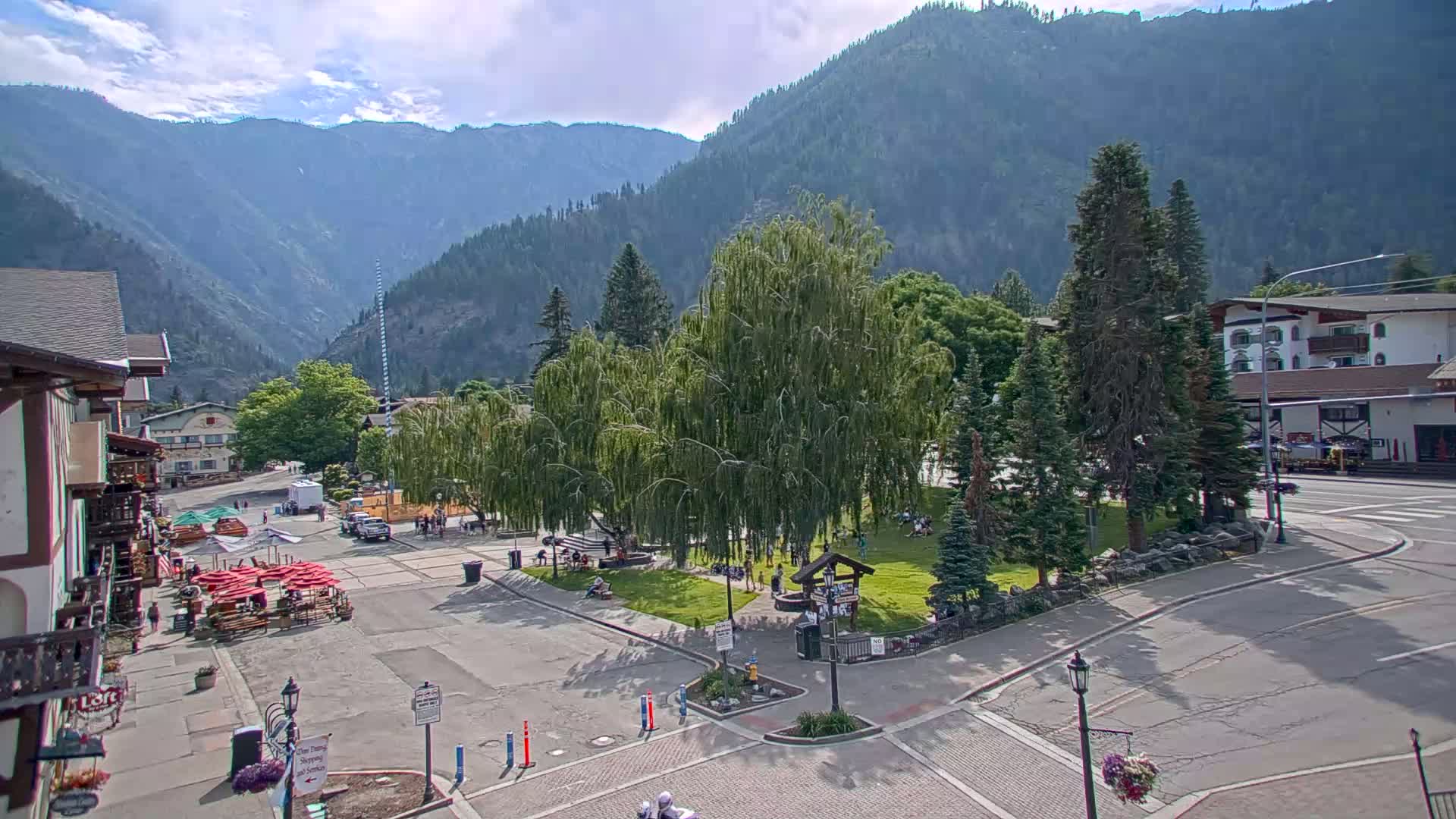 Leavenworth  Village Tumwater Mountain View Live Cam - Leavenworth, Chelan, Washington, USA