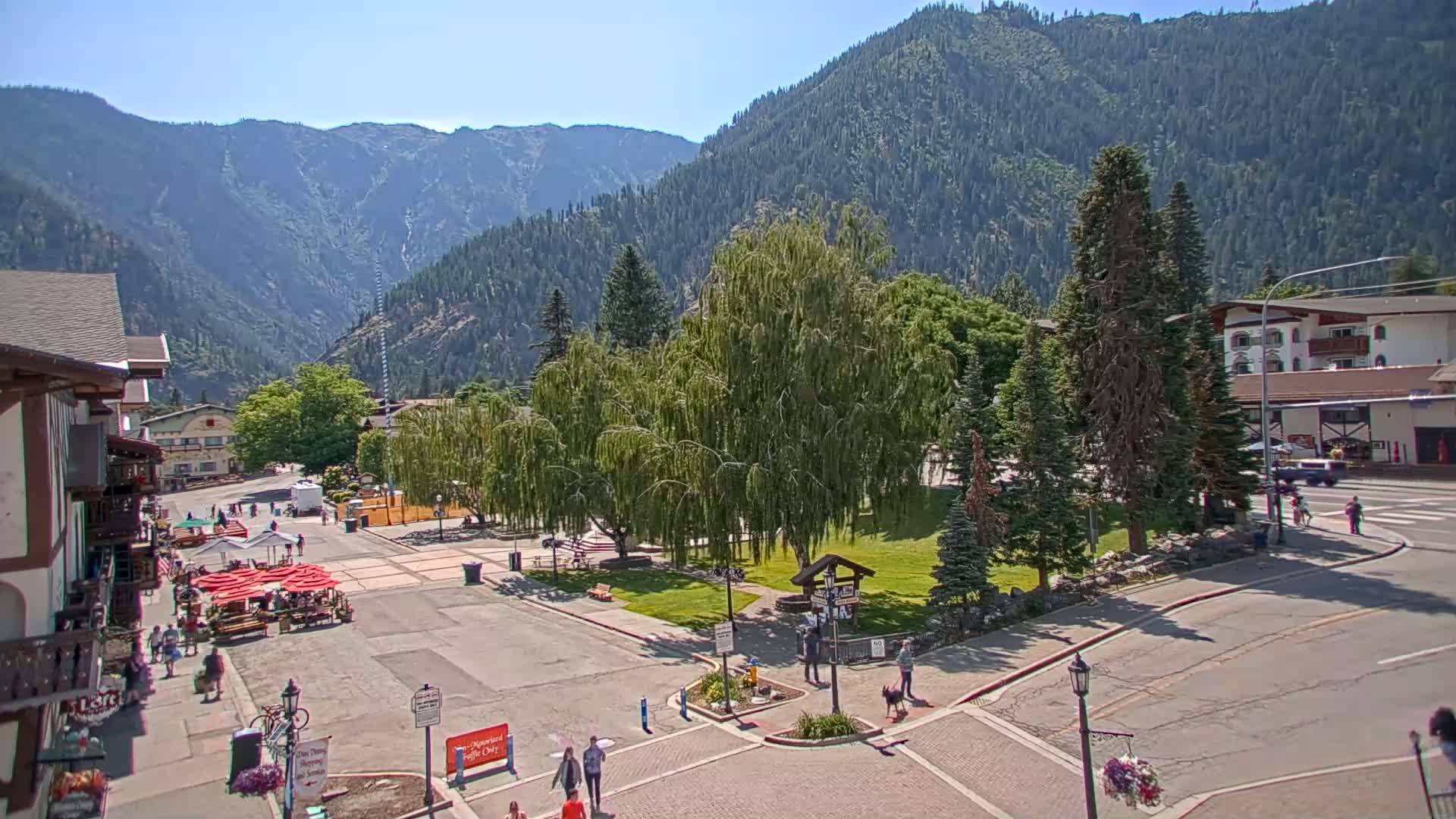 Leavenworth  Village Tumwater Mountain View Live Cam - Leavenworth, Chelan, Washington, USA