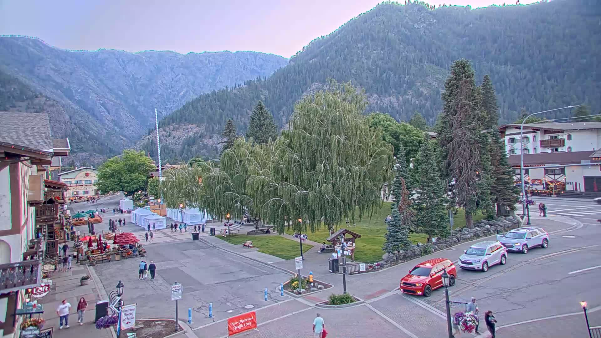 Leavenworth  Village Tumwater Mountain View Live Cam - Leavenworth, Chelan, Washington, USA