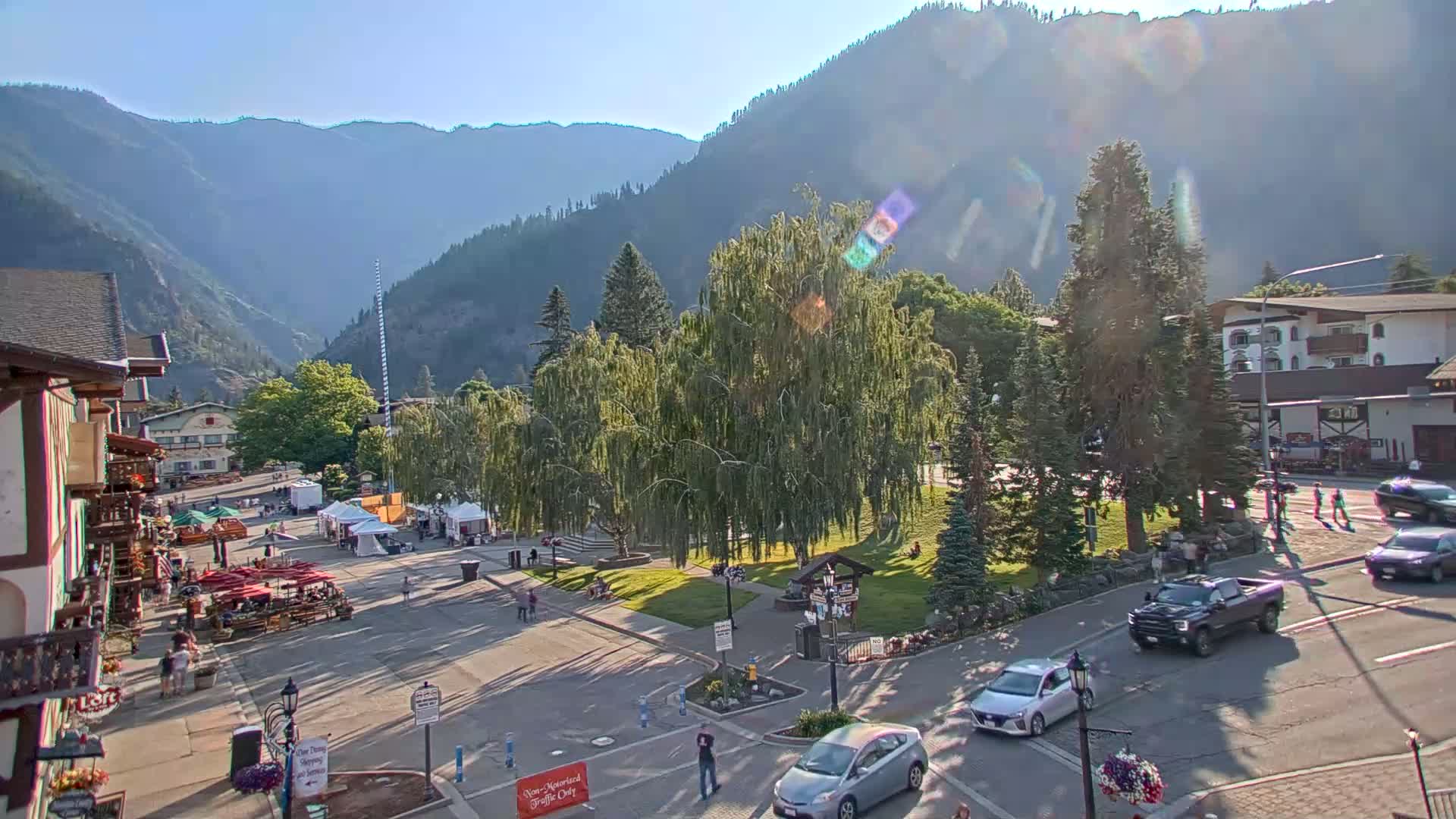 Leavenworth  Village Tumwater Mountain View Live Cam - Leavenworth, Chelan, Washington, USA