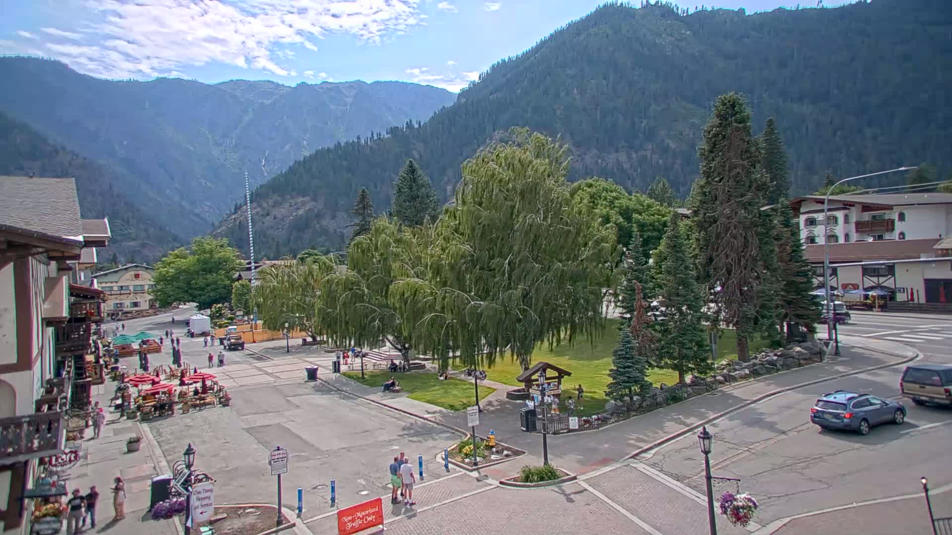 Leavenworth  Village Tumwater Mountain View Live Cam - Leavenworth, Chelan, Washington, USA