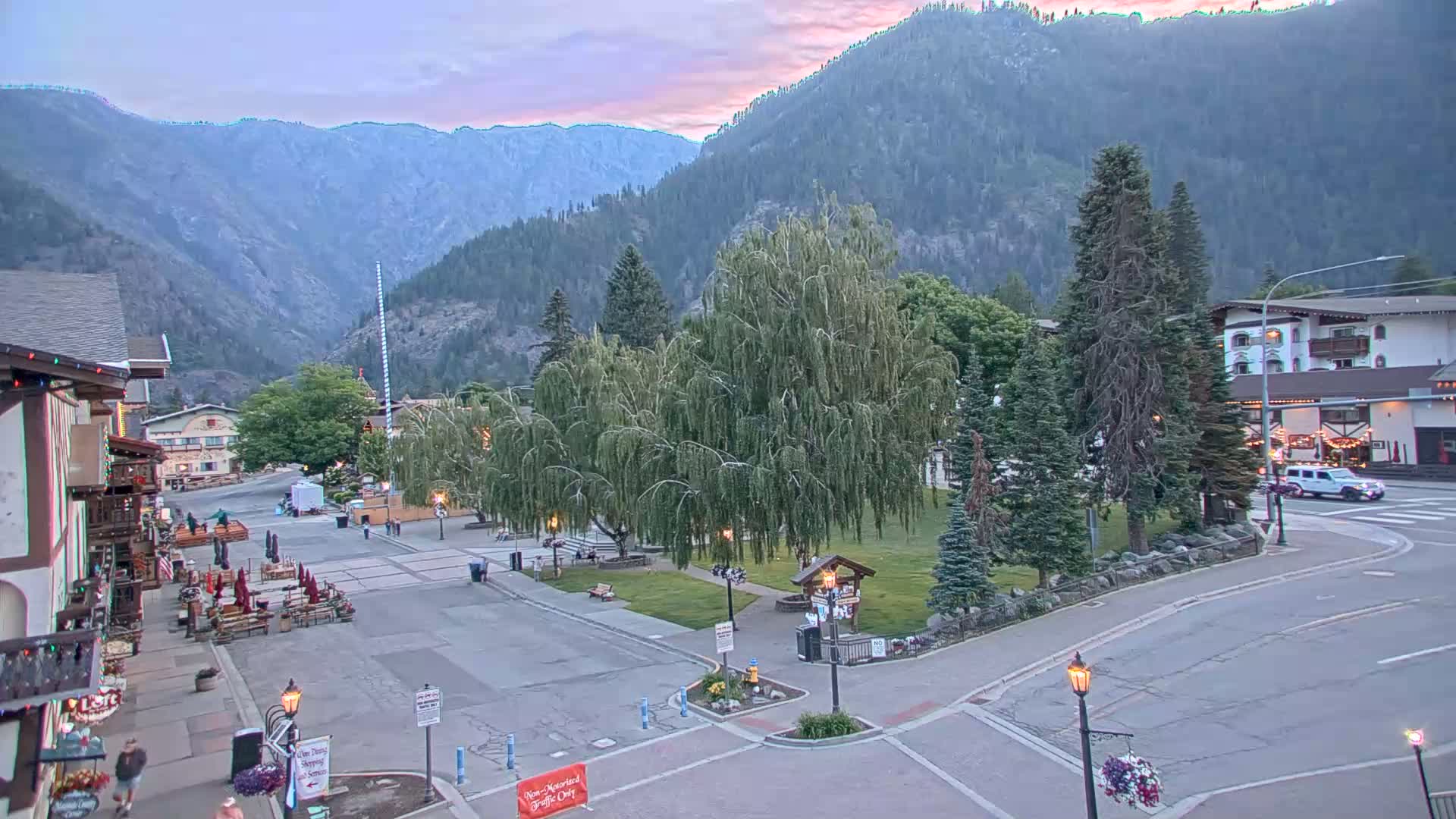 Leavenworth  Village Tumwater Mountain View Live Cam - Leavenworth, Chelan, Washington, USA