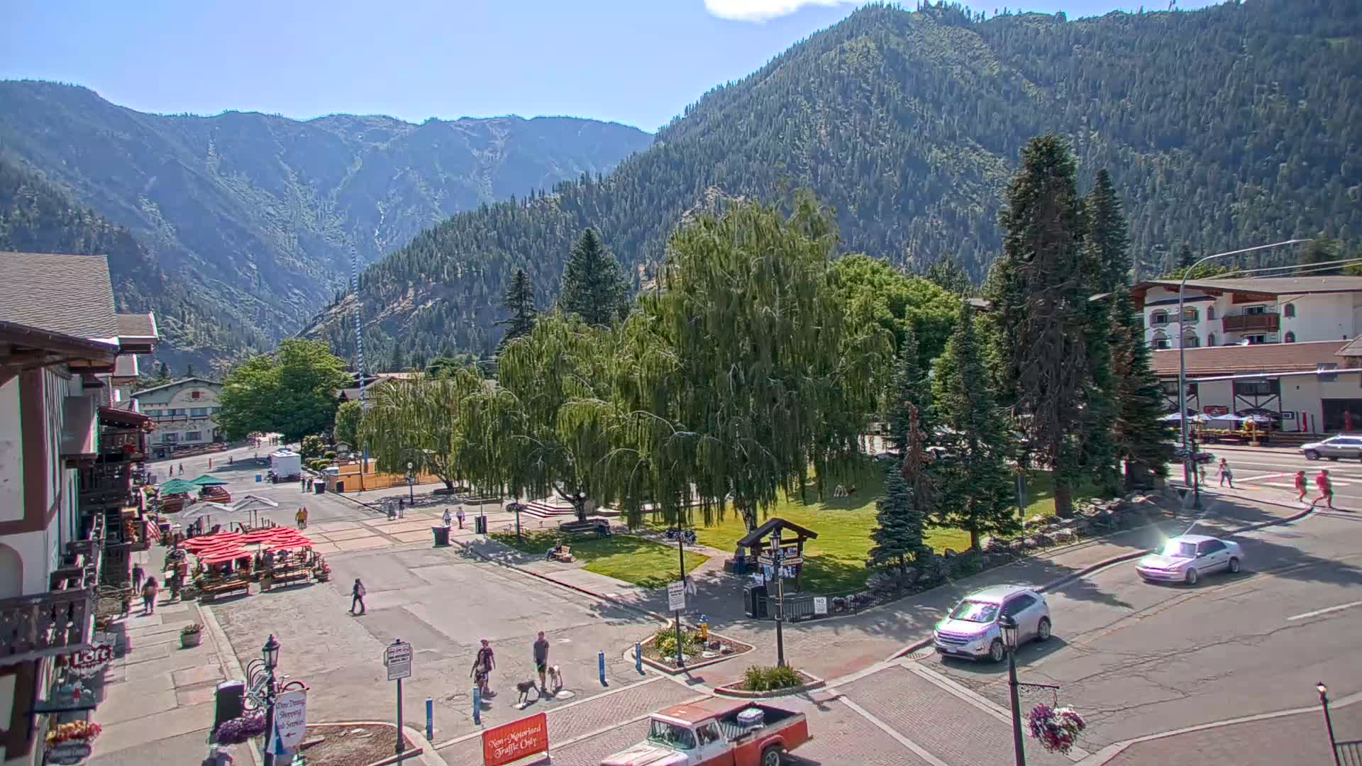 Leavenworth  Village Tumwater Mountain View Live Cam - Leavenworth, Chelan, Washington, USA
