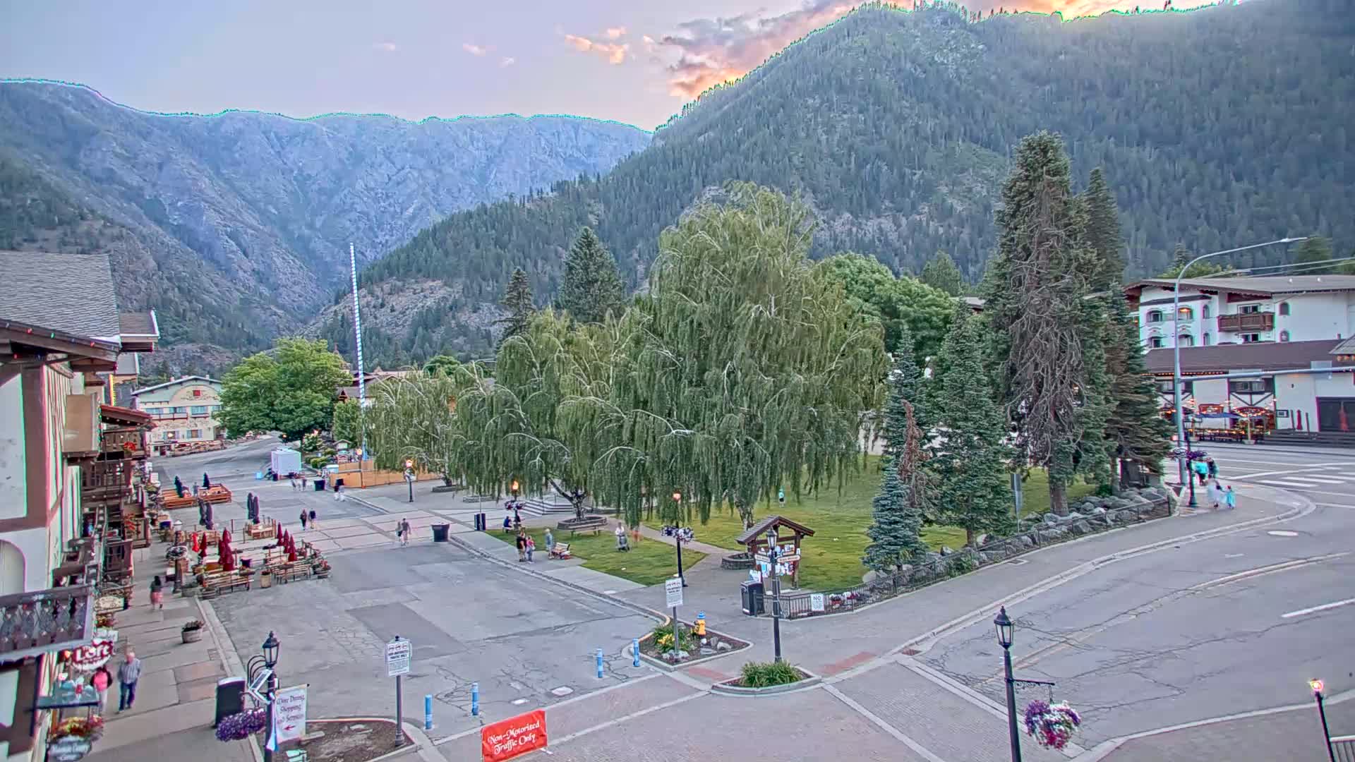 Leavenworth  Village Tumwater Mountain View Live Cam - Leavenworth, Chelan, Washington, USA