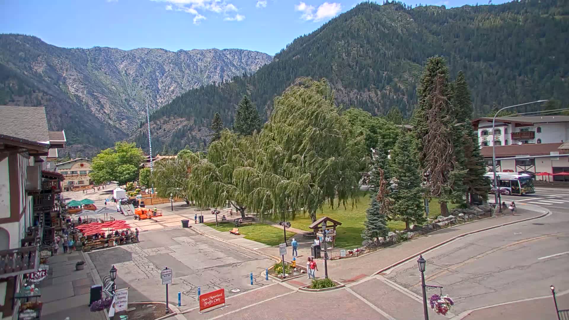 Leavenworth  Village Tumwater Mountain View Live Cam - Leavenworth, Chelan, Washington, USA