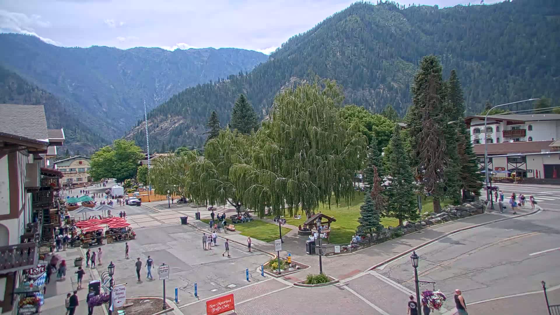 Leavenworth  Village Tumwater Mountain View Live Cam - Leavenworth, Chelan, Washington, USA