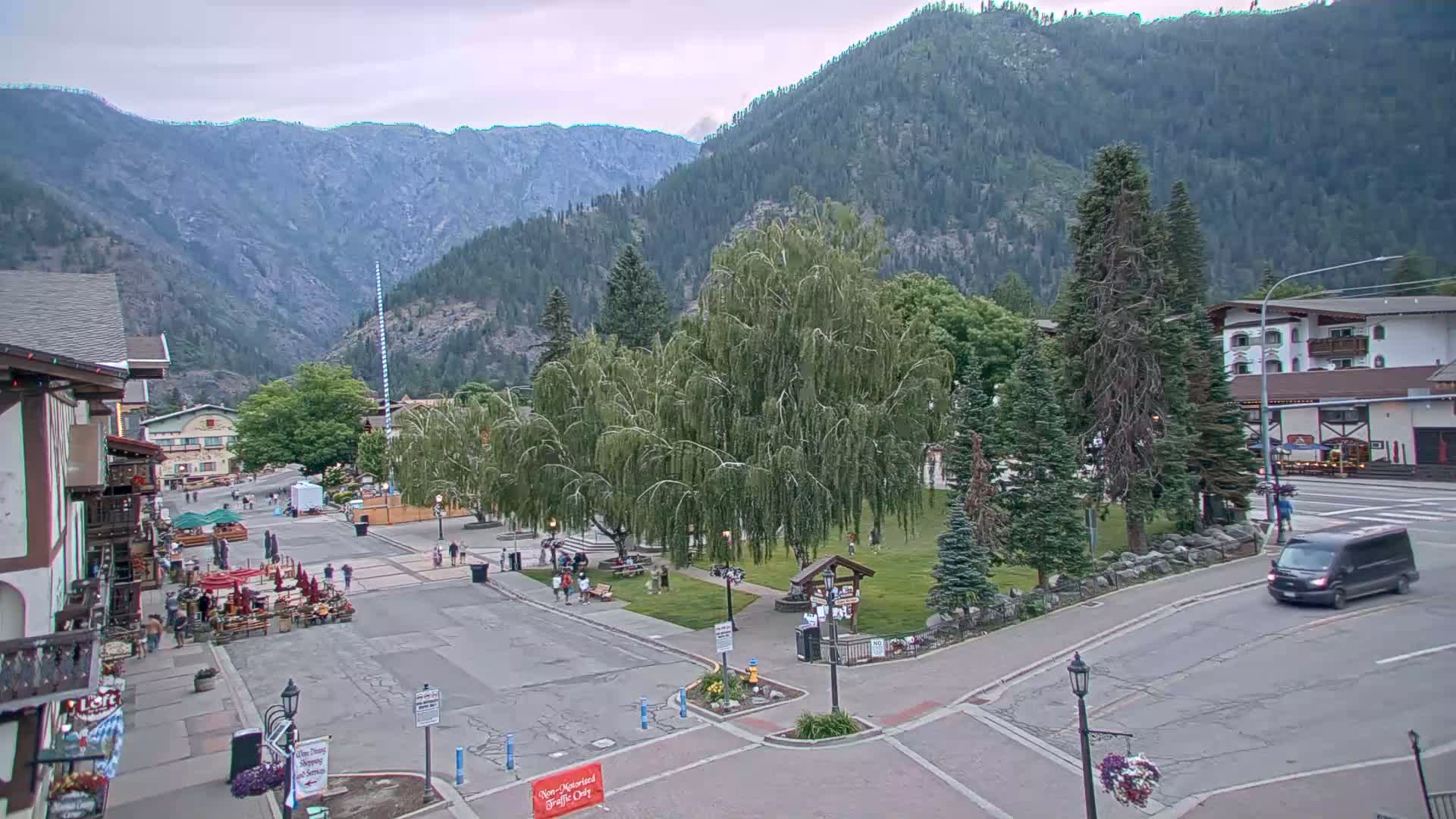 Leavenworth  Village Tumwater Mountain View Live Cam - Leavenworth, Chelan, Washington, USA