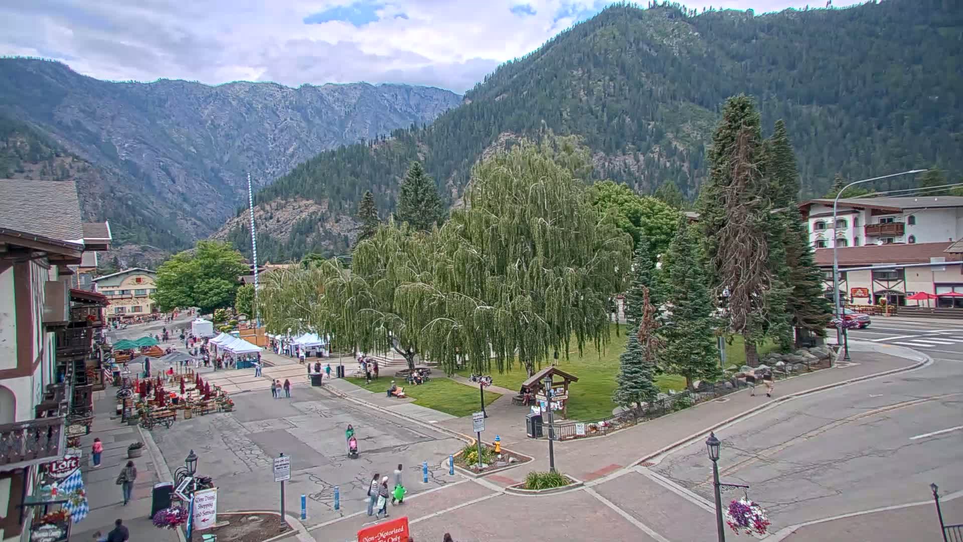 Leavenworth  Village Tumwater Mountain View Live Cam - Leavenworth, Chelan, Washington, USA