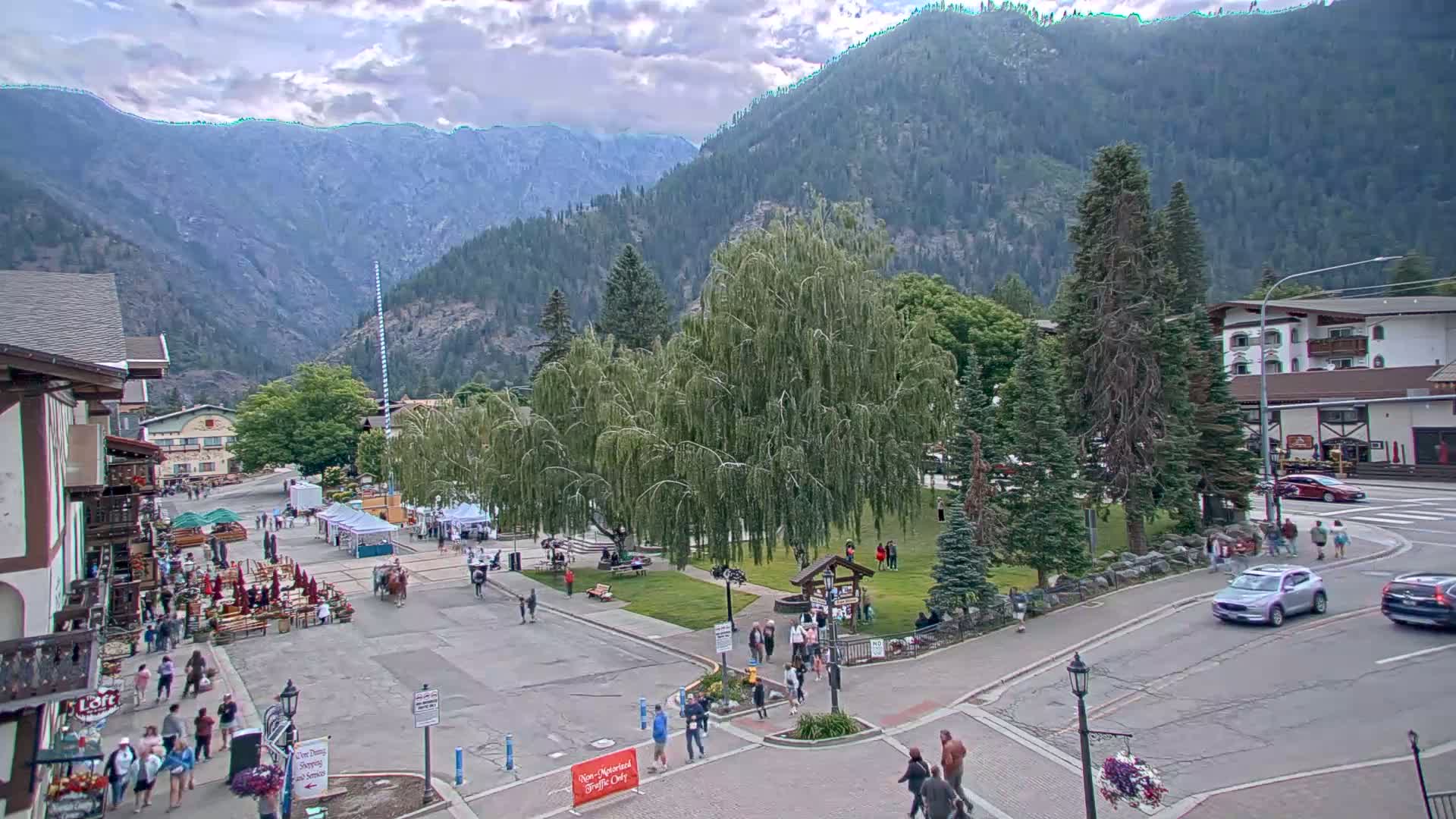 Leavenworth  Village Tumwater Mountain View Live Cam - Leavenworth, Chelan, Washington, USA