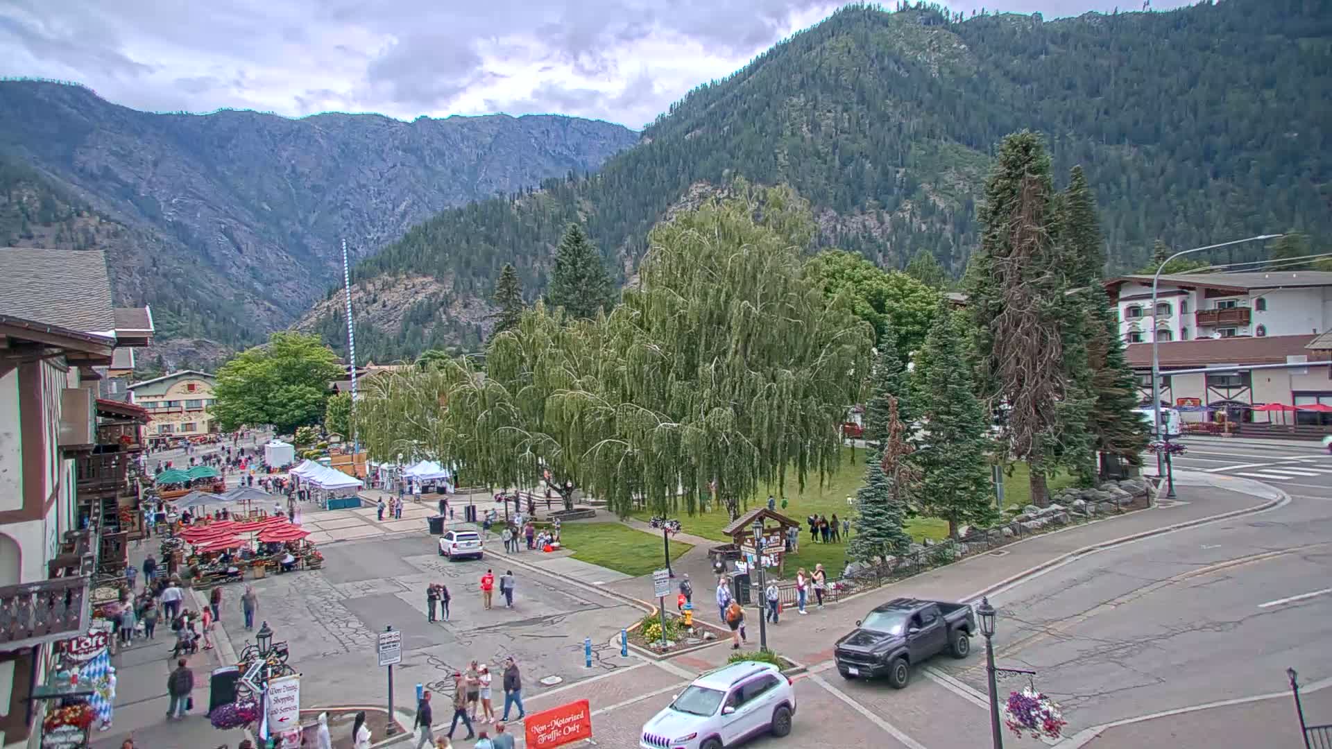 Leavenworth  Village Tumwater Mountain View Live Cam - Leavenworth, Chelan, Washington, USA