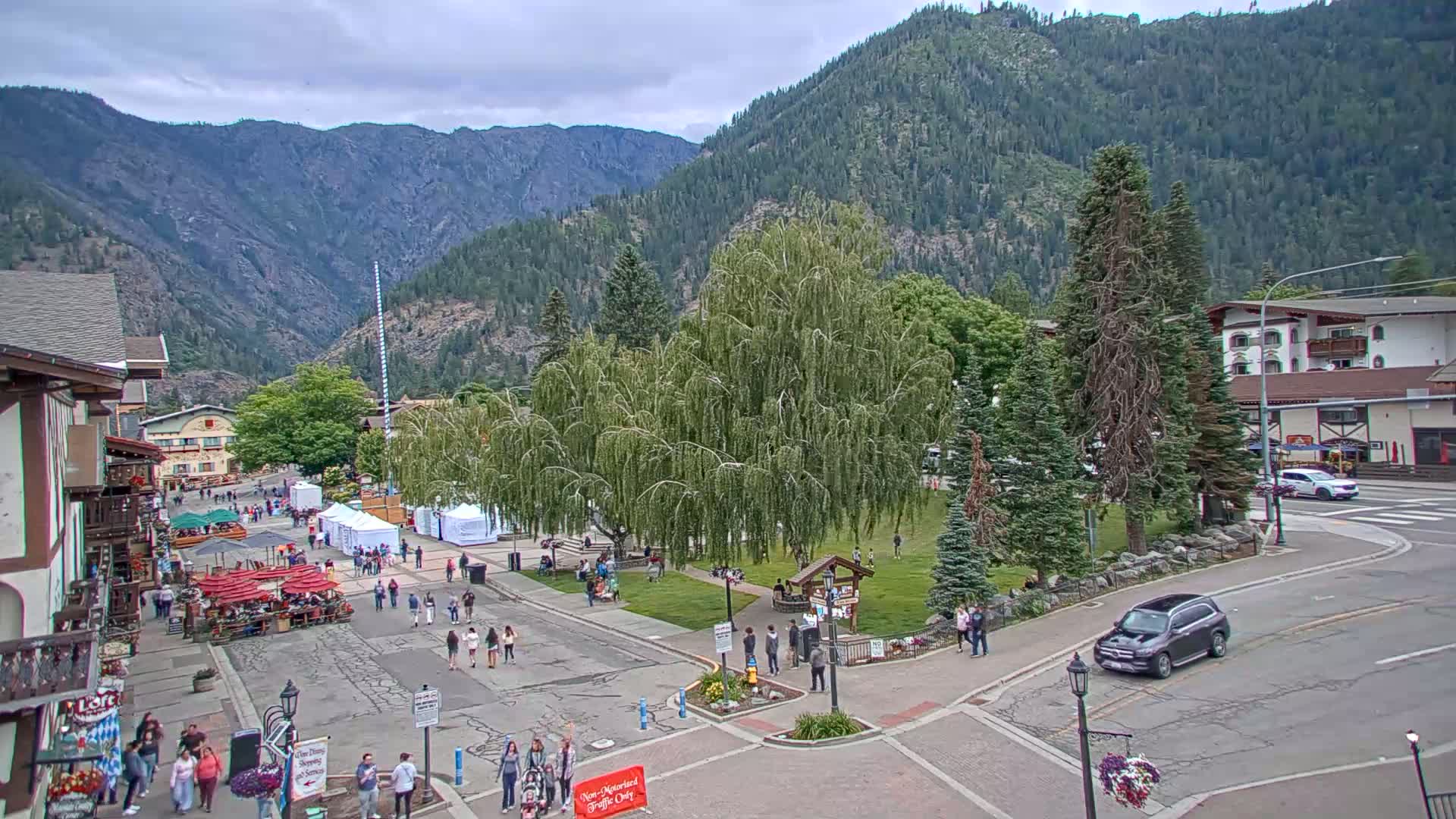 Leavenworth  Village Tumwater Mountain View Live Cam - Leavenworth, Chelan, Washington, USA