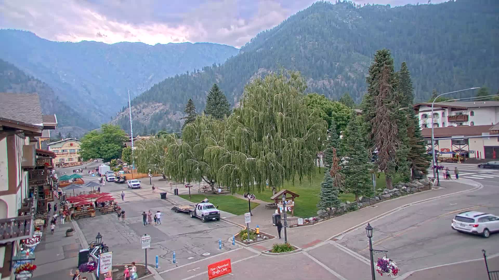 Leavenworth  Village Tumwater Mountain View Live Cam - Leavenworth, Chelan, Washington, USA