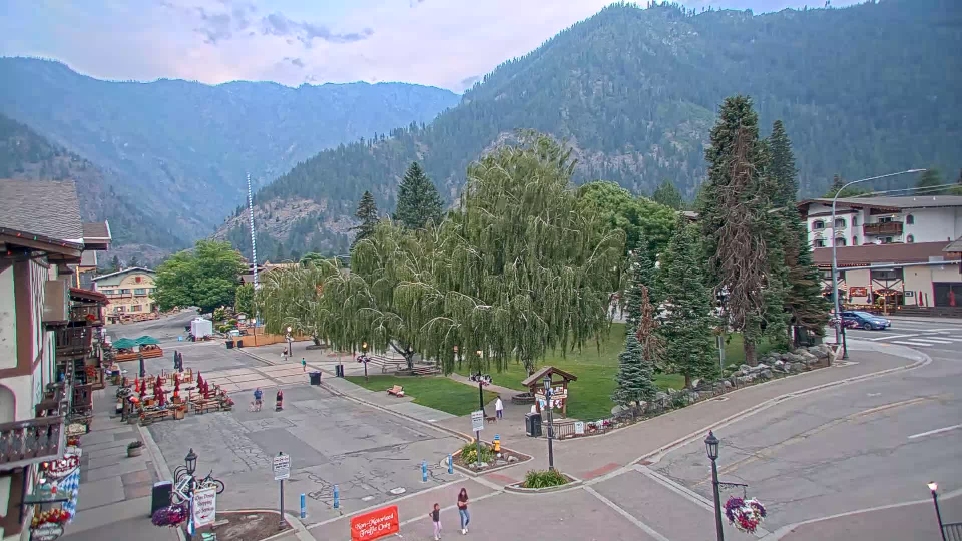 Leavenworth  Village Tumwater Mountain View Live Cam - Leavenworth, Chelan, Washington, USA