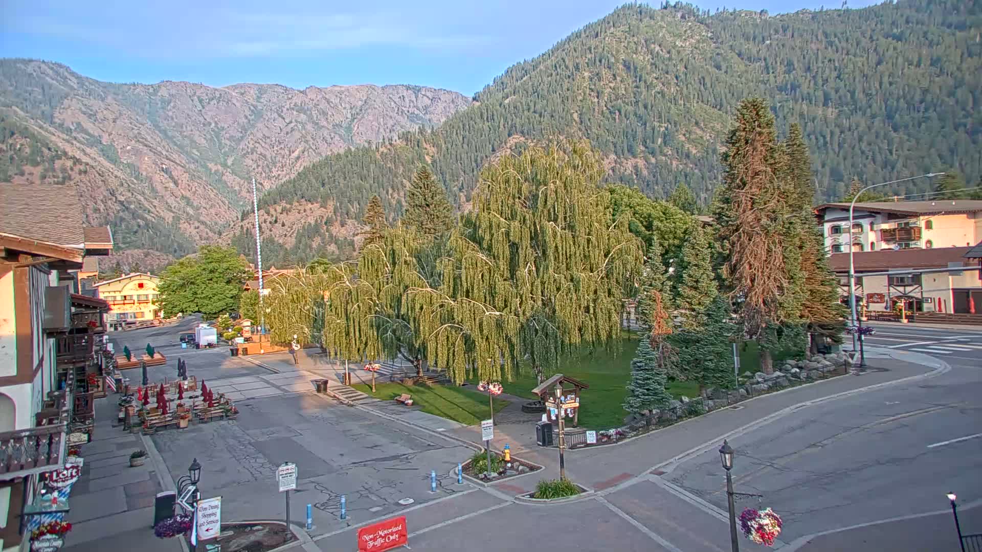 Leavenworth  Village Tumwater Mountain View Live Cam - Leavenworth, Chelan, Washington, USA