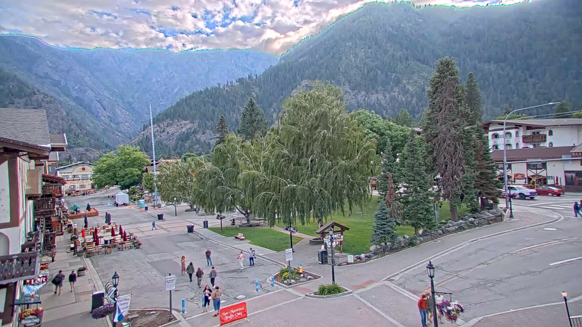 Leavenworth  Village Tumwater Mountain View Live Cam - Leavenworth, Chelan, Washington, USA