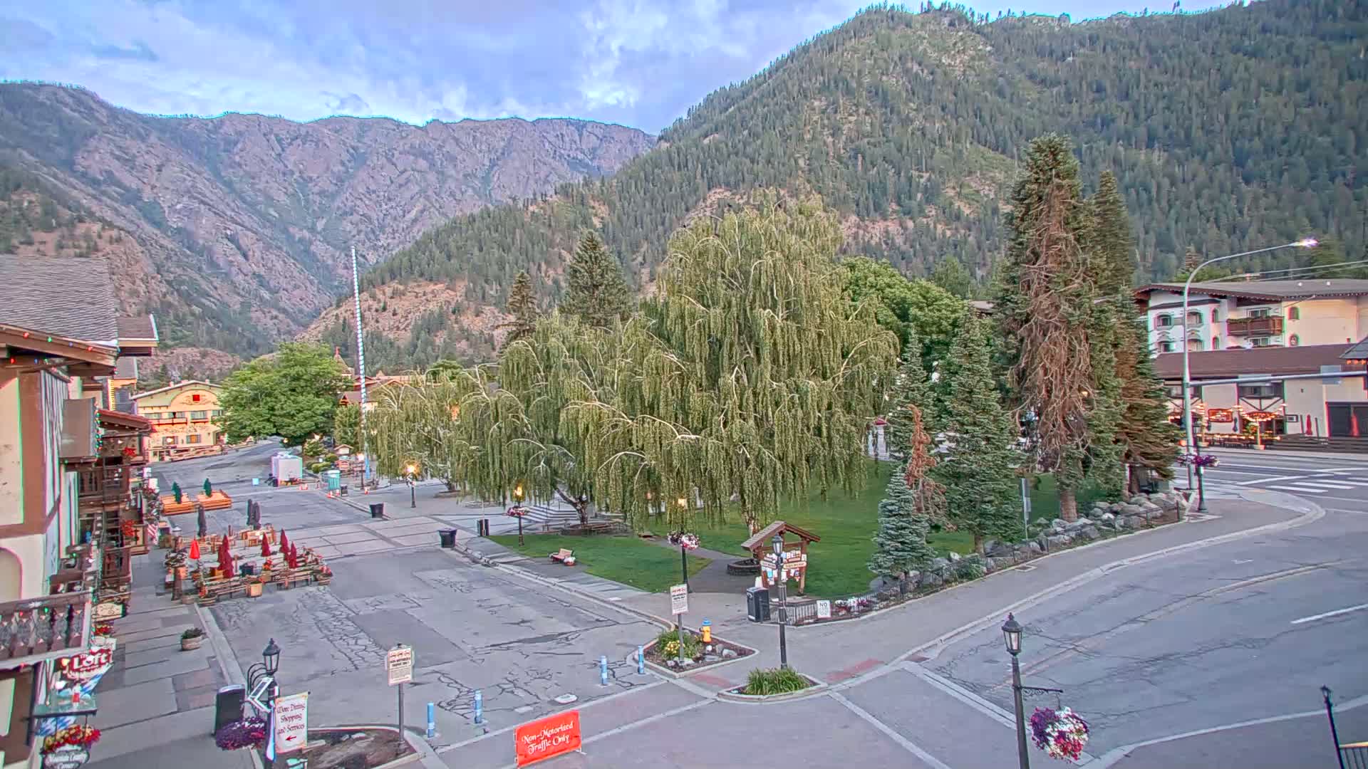Leavenworth  Village Tumwater Mountain View Live Cam - Leavenworth, Chelan, Washington, USA