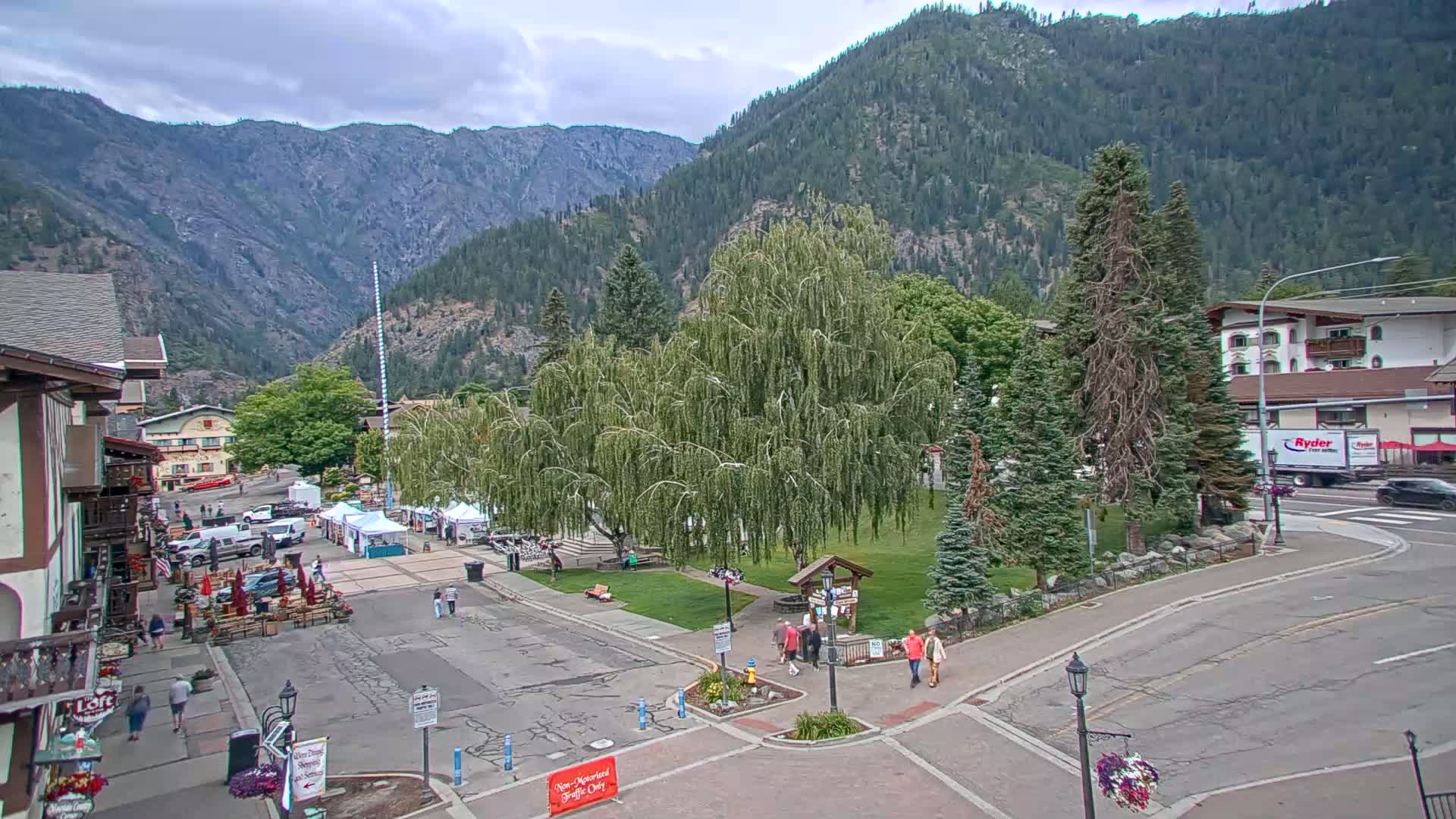 Leavenworth  Village Tumwater Mountain View Live Cam - Leavenworth, Chelan, Washington, USA
