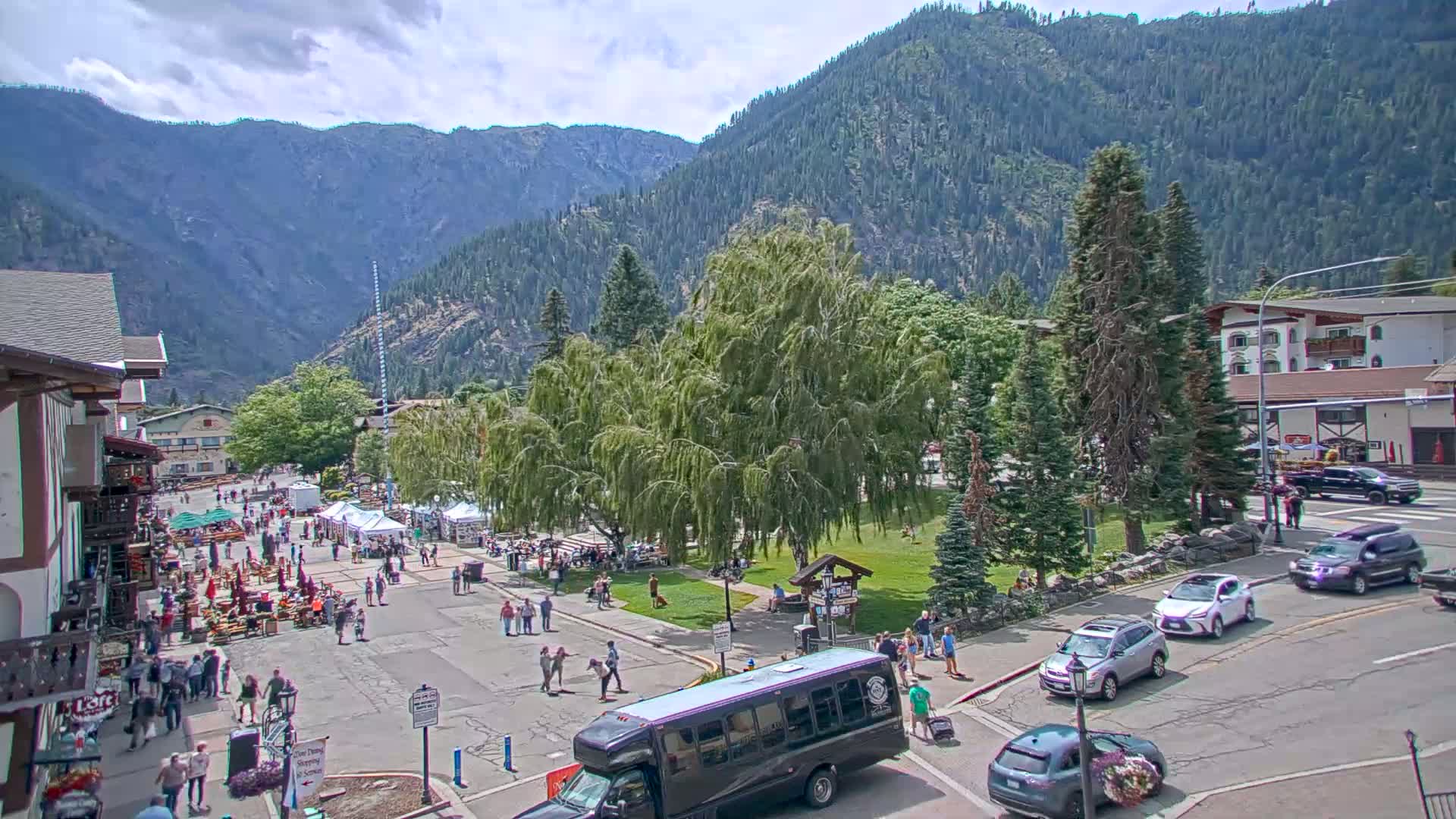 Leavenworth  Village Tumwater Mountain View Live Cam - Leavenworth, Chelan, Washington, USA
