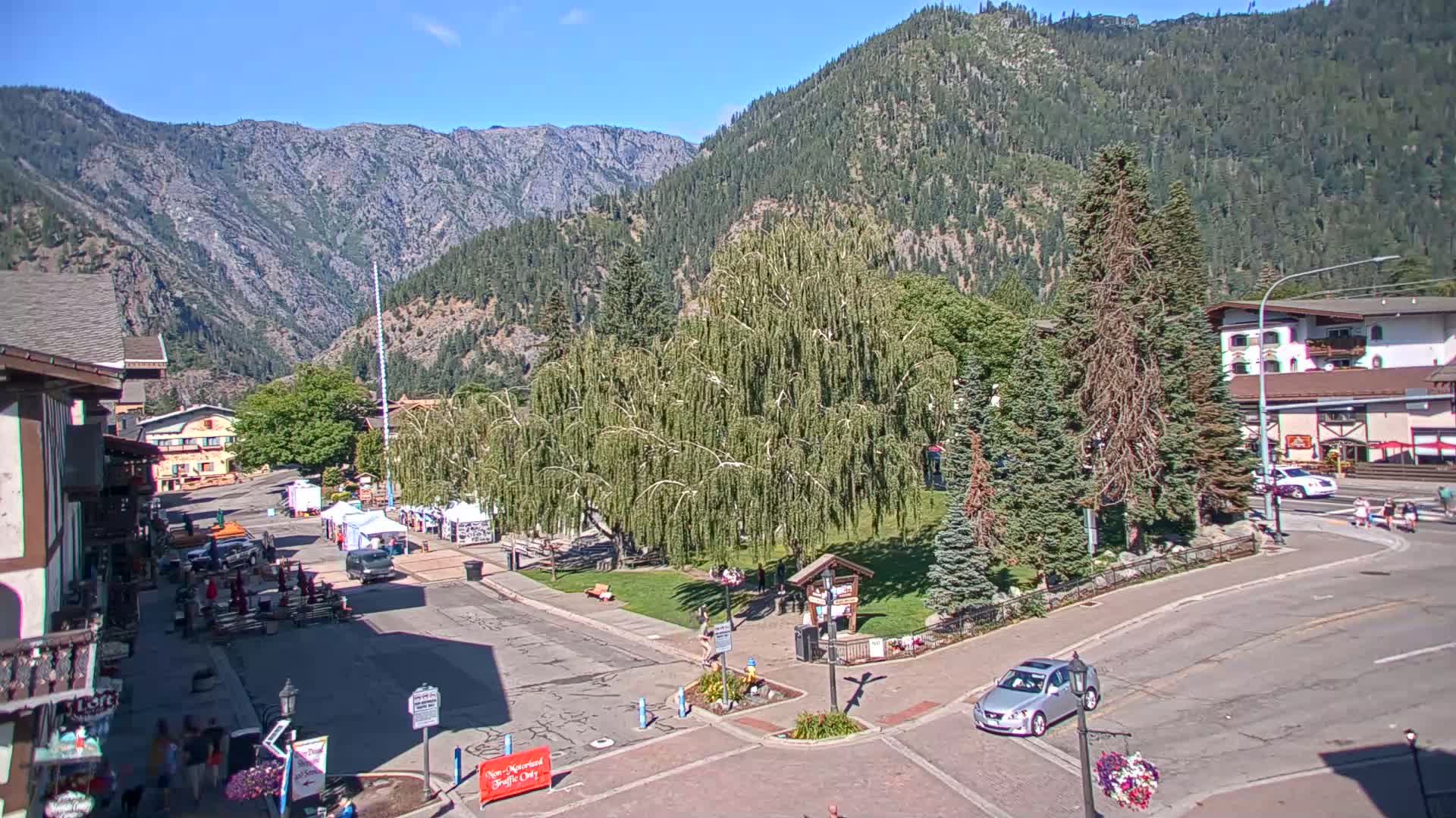 Leavenworth  Village Tumwater Mountain View Live Cam - Leavenworth, Chelan, Washington, USA