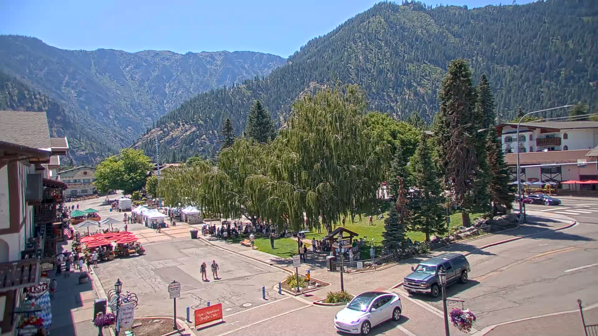 Leavenworth  Village Tumwater Mountain View Live Cam - Leavenworth, Chelan, Washington, USA