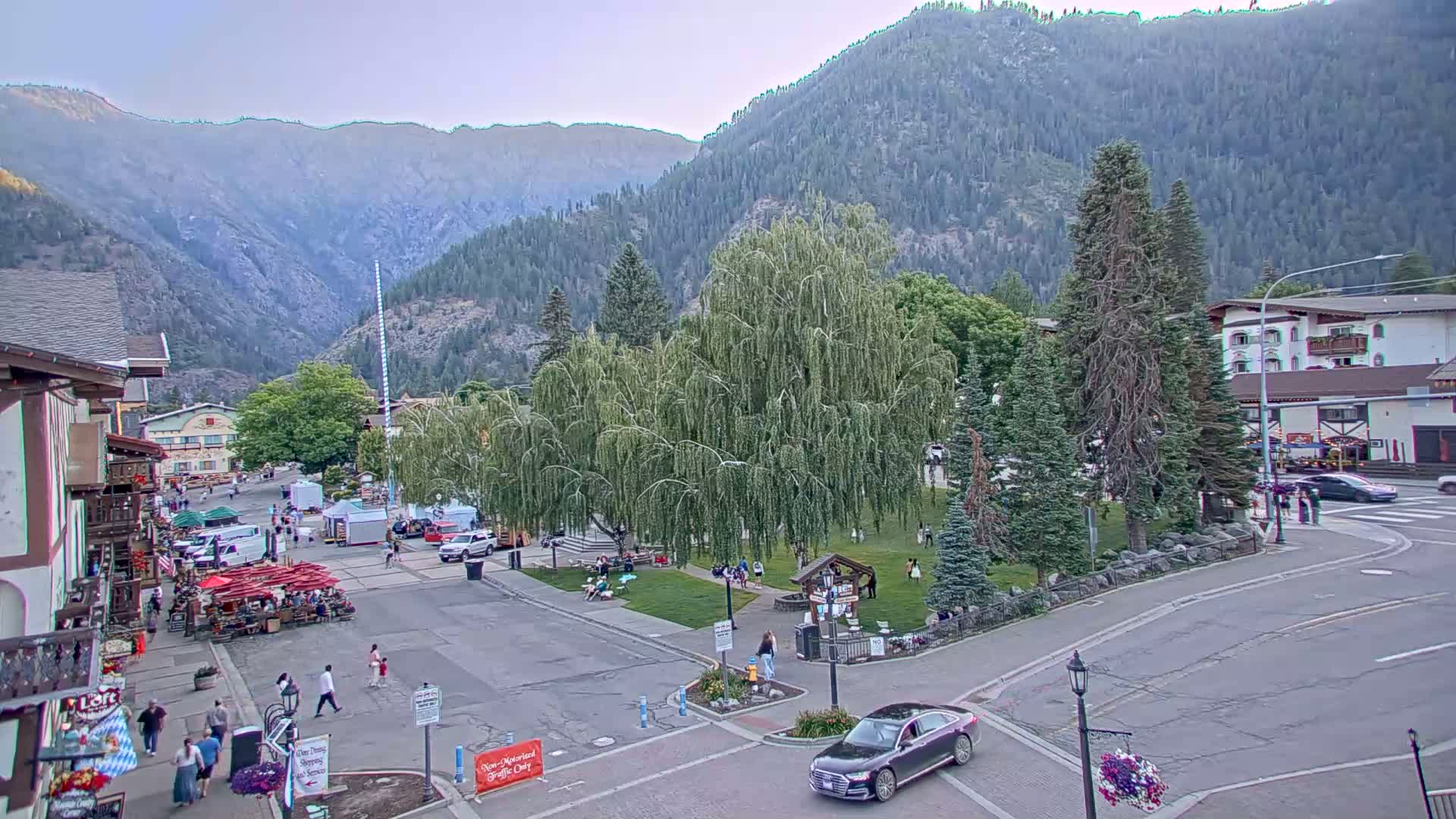 Leavenworth  Village Tumwater Mountain View Live Cam - Leavenworth, Chelan, Washington, USA