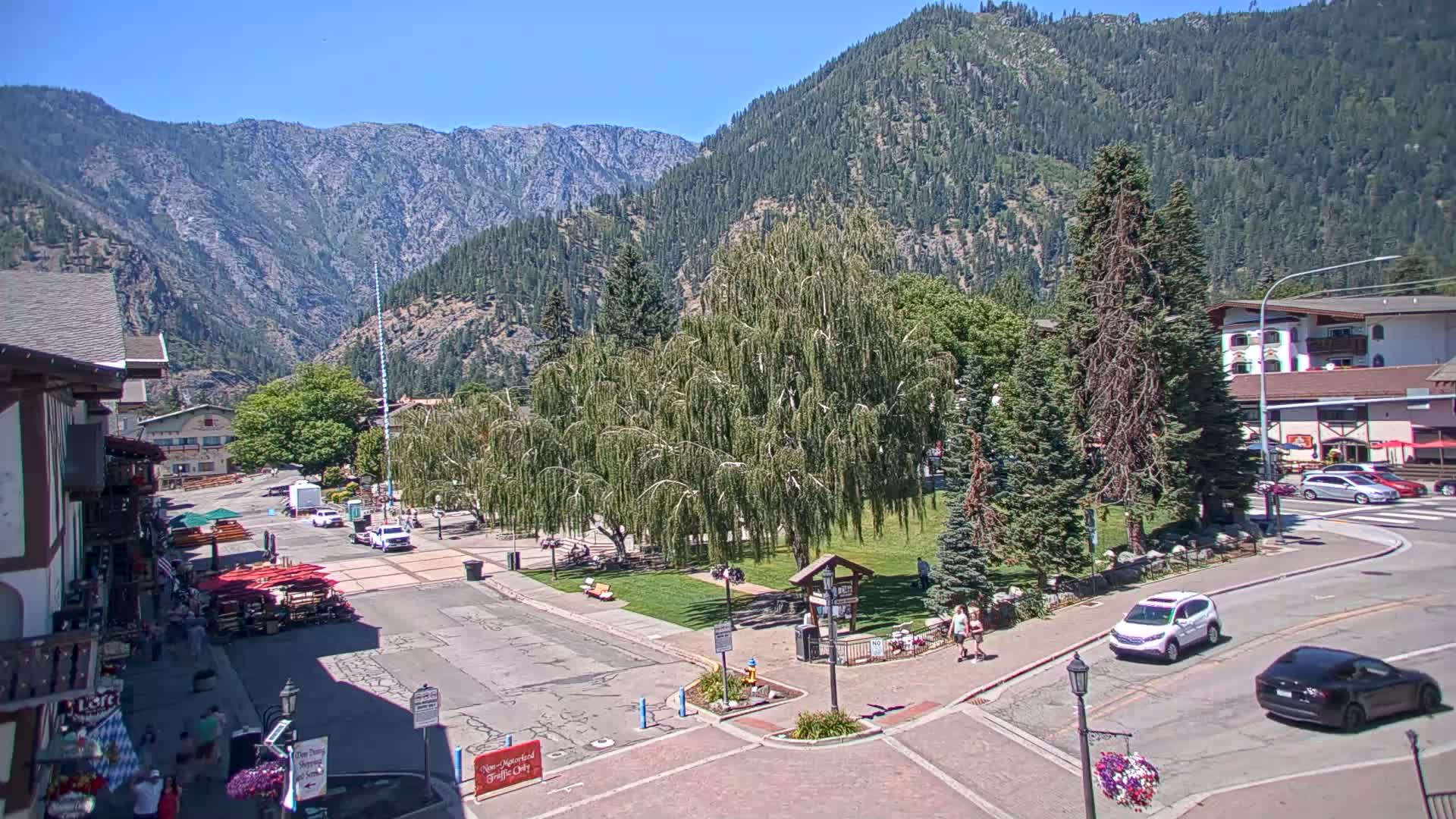 Leavenworth  Village Tumwater Mountain View Live Cam - Leavenworth, Chelan, Washington, USA