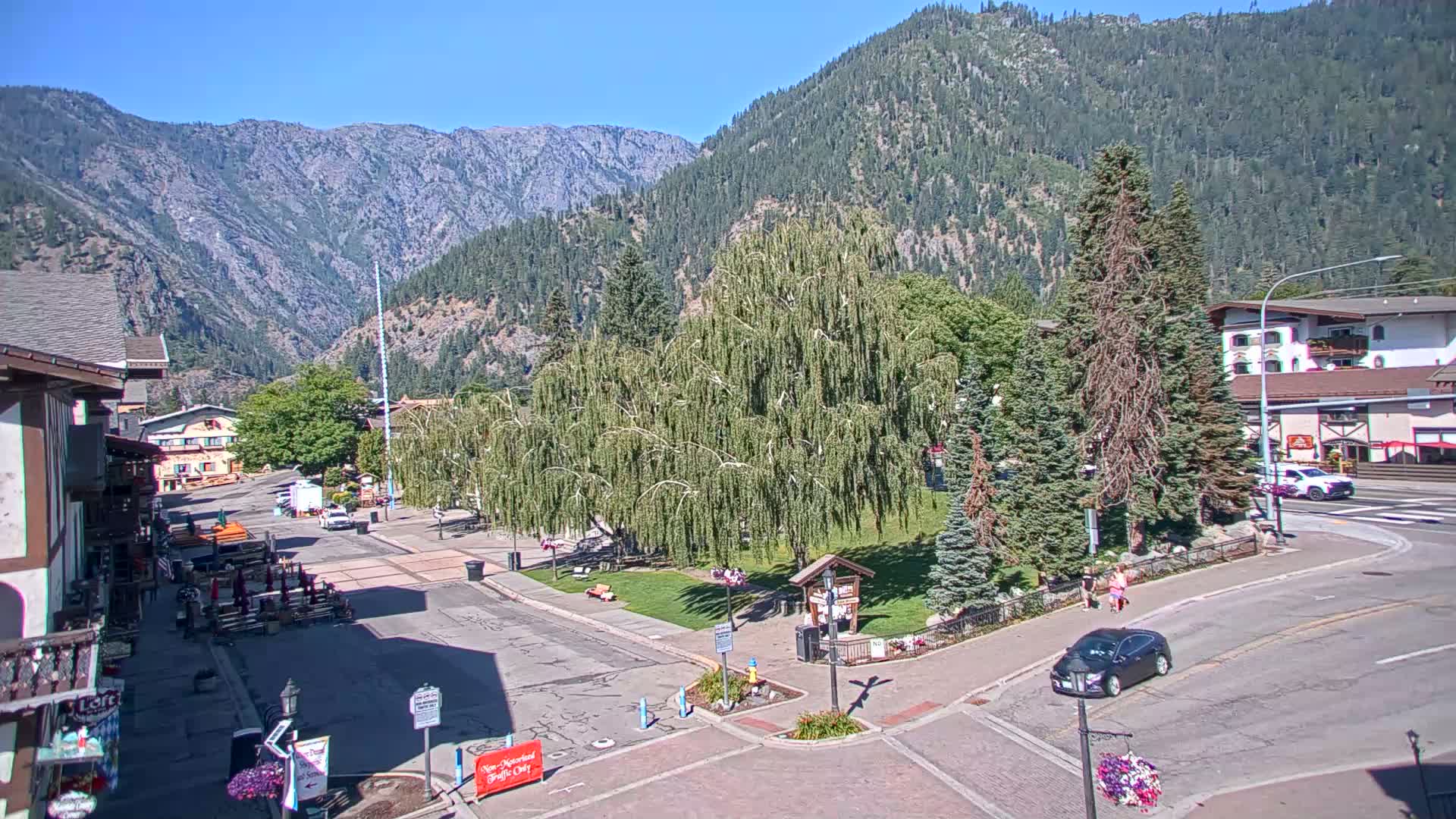 Leavenworth  Village Tumwater Mountain View Live Cam - Leavenworth, Chelan, Washington, USA