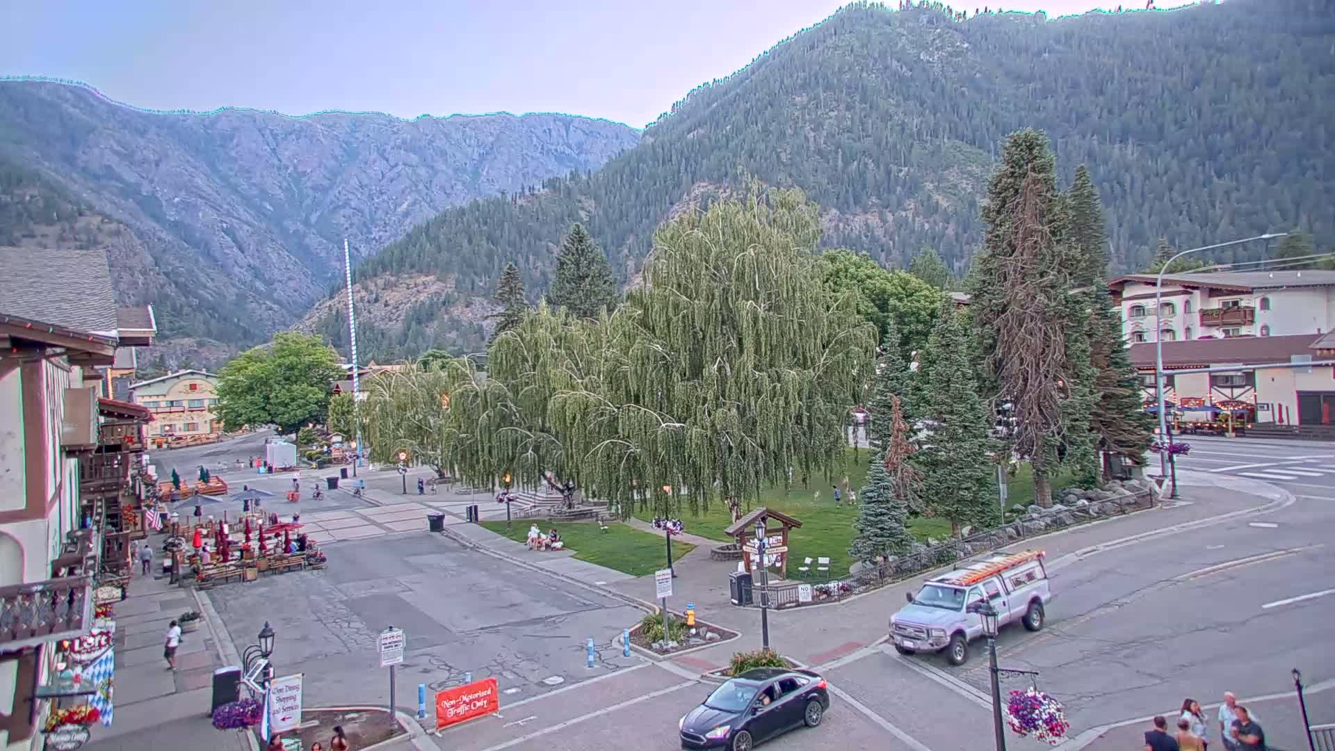 Leavenworth  Village Tumwater Mountain View Live Cam - Leavenworth, Chelan, Washington, USA