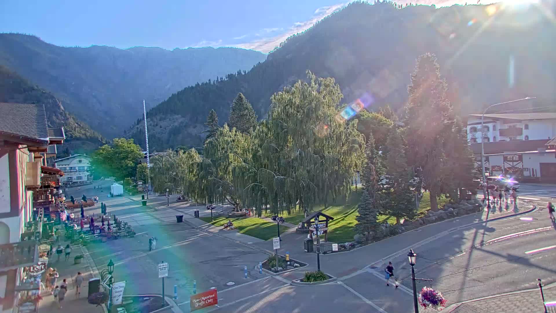 Leavenworth  Village Tumwater Mountain View Live Cam - Leavenworth, Chelan, Washington, USA
