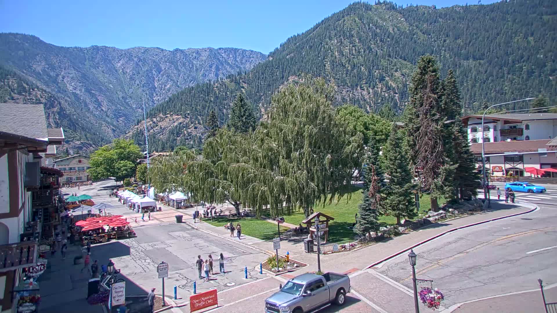 Leavenworth  Village Tumwater Mountain View Live Cam - Leavenworth, Chelan, Washington, USA