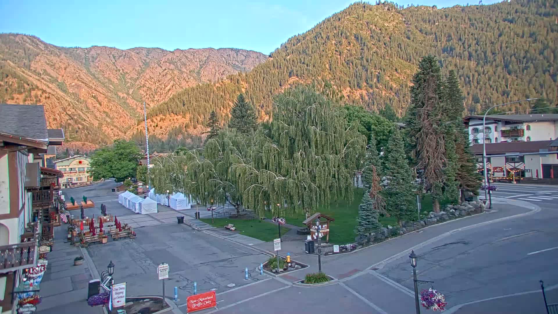 Leavenworth  Village Tumwater Mountain View Live Cam - Leavenworth, Chelan, Washington, USA