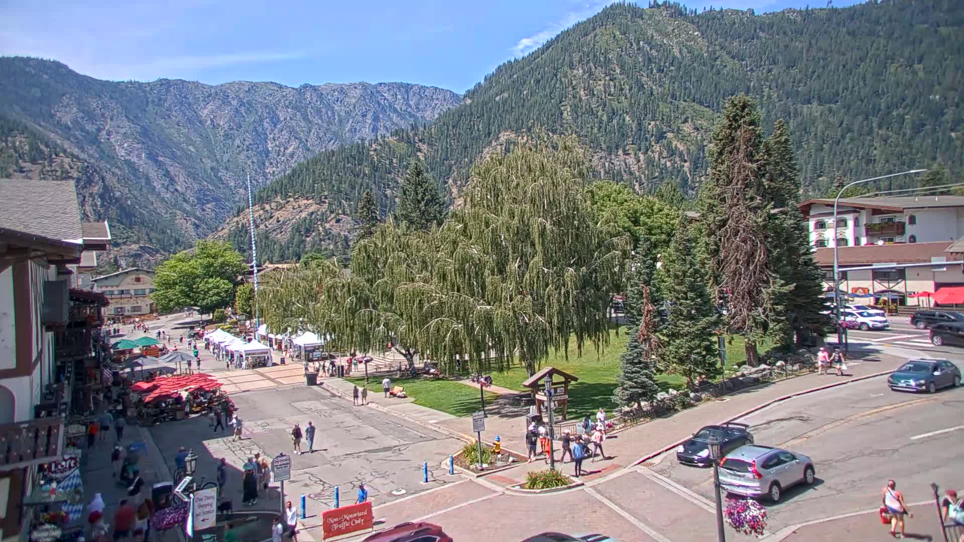 Leavenworth  Village Tumwater Mountain View Live Cam - Leavenworth, Chelan, Washington, USA