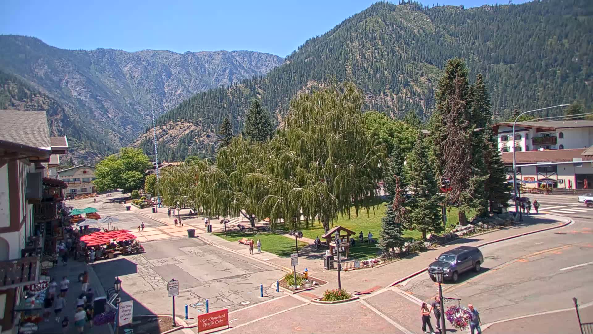 Leavenworth  Village Tumwater Mountain View Live Cam - Leavenworth, Chelan, Washington, USA