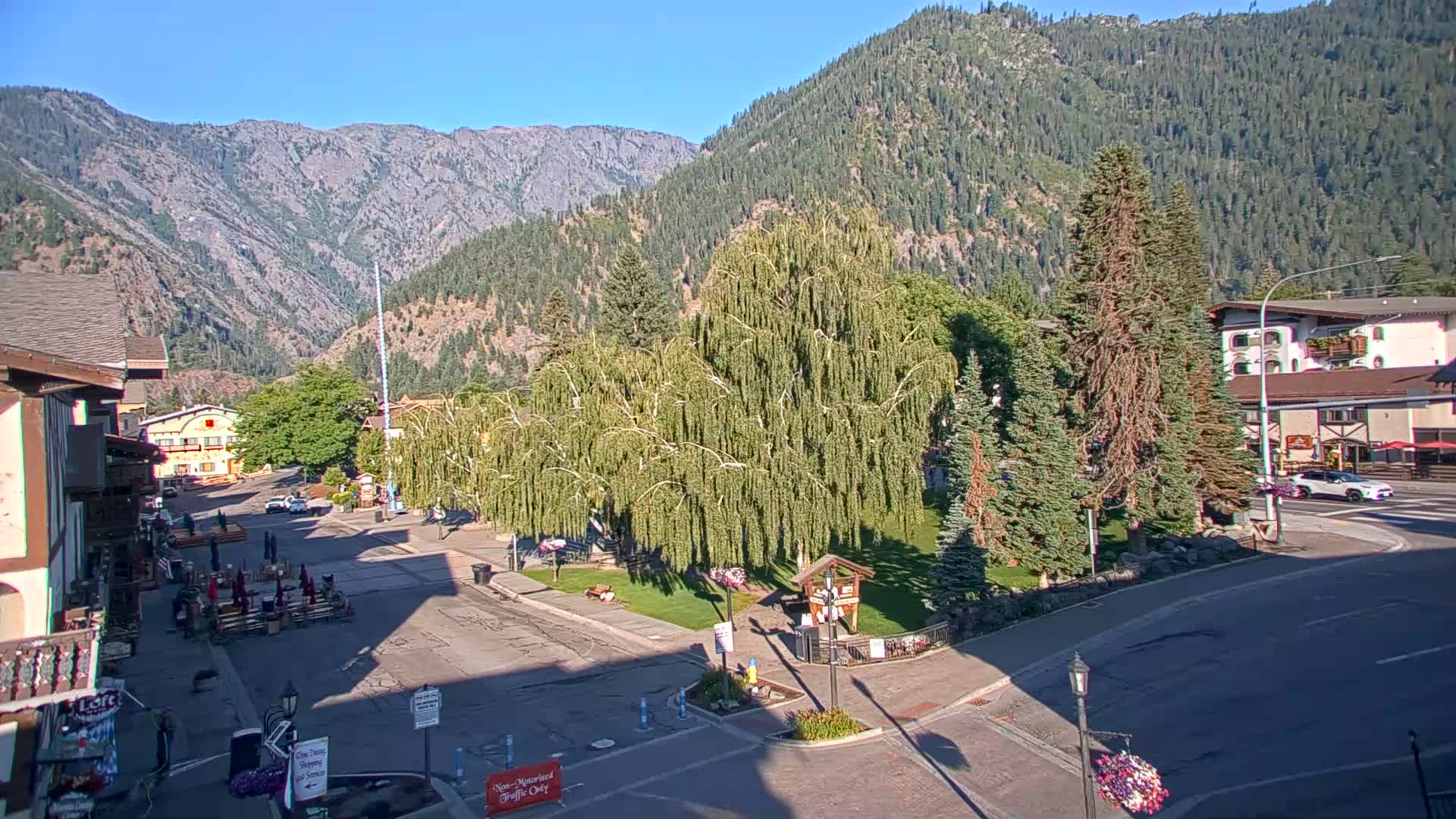 Leavenworth  Village Tumwater Mountain View Live Cam - Leavenworth, Chelan, Washington, USA