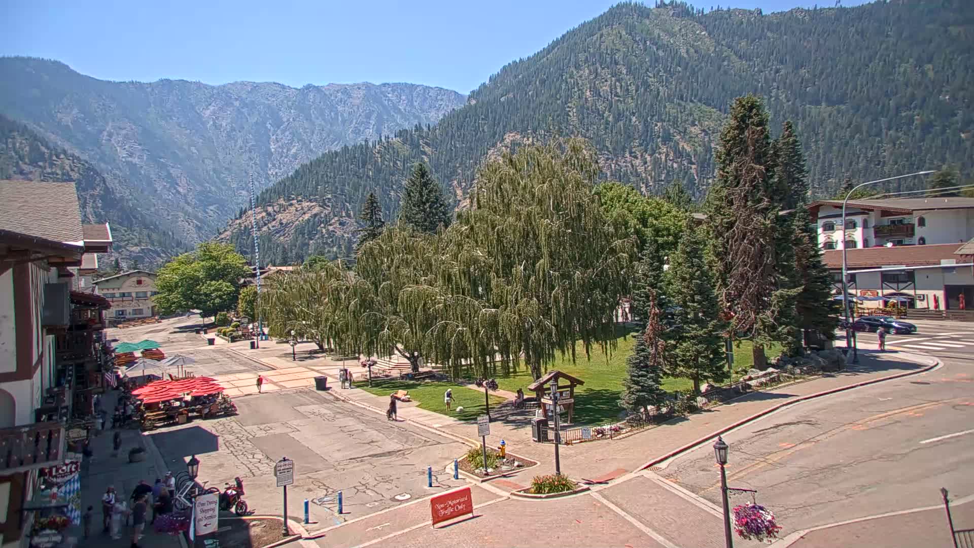 Leavenworth  Village Tumwater Mountain View Live Cam - Leavenworth, Chelan, Washington, USA