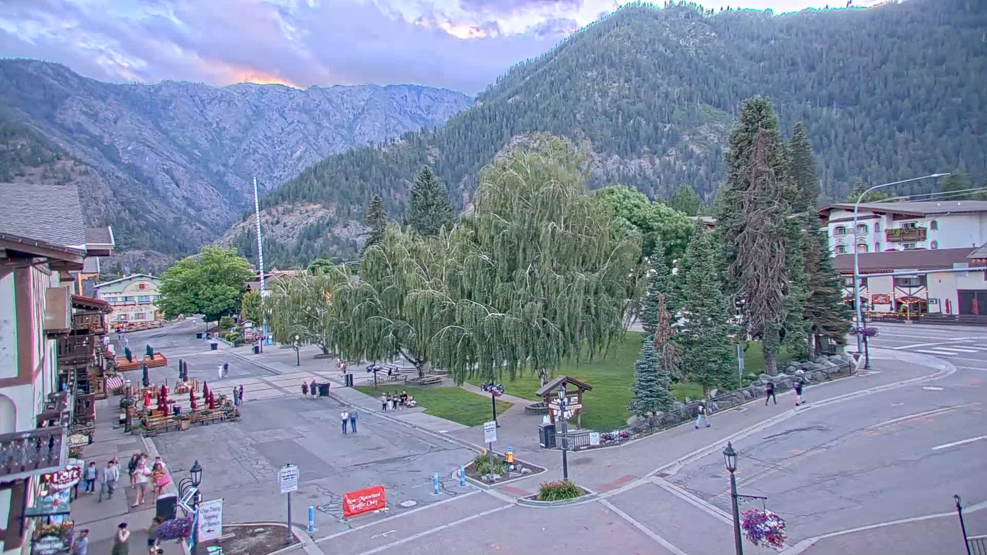 Leavenworth  Village Tumwater Mountain View Live Cam - Leavenworth, Chelan, Washington, USA