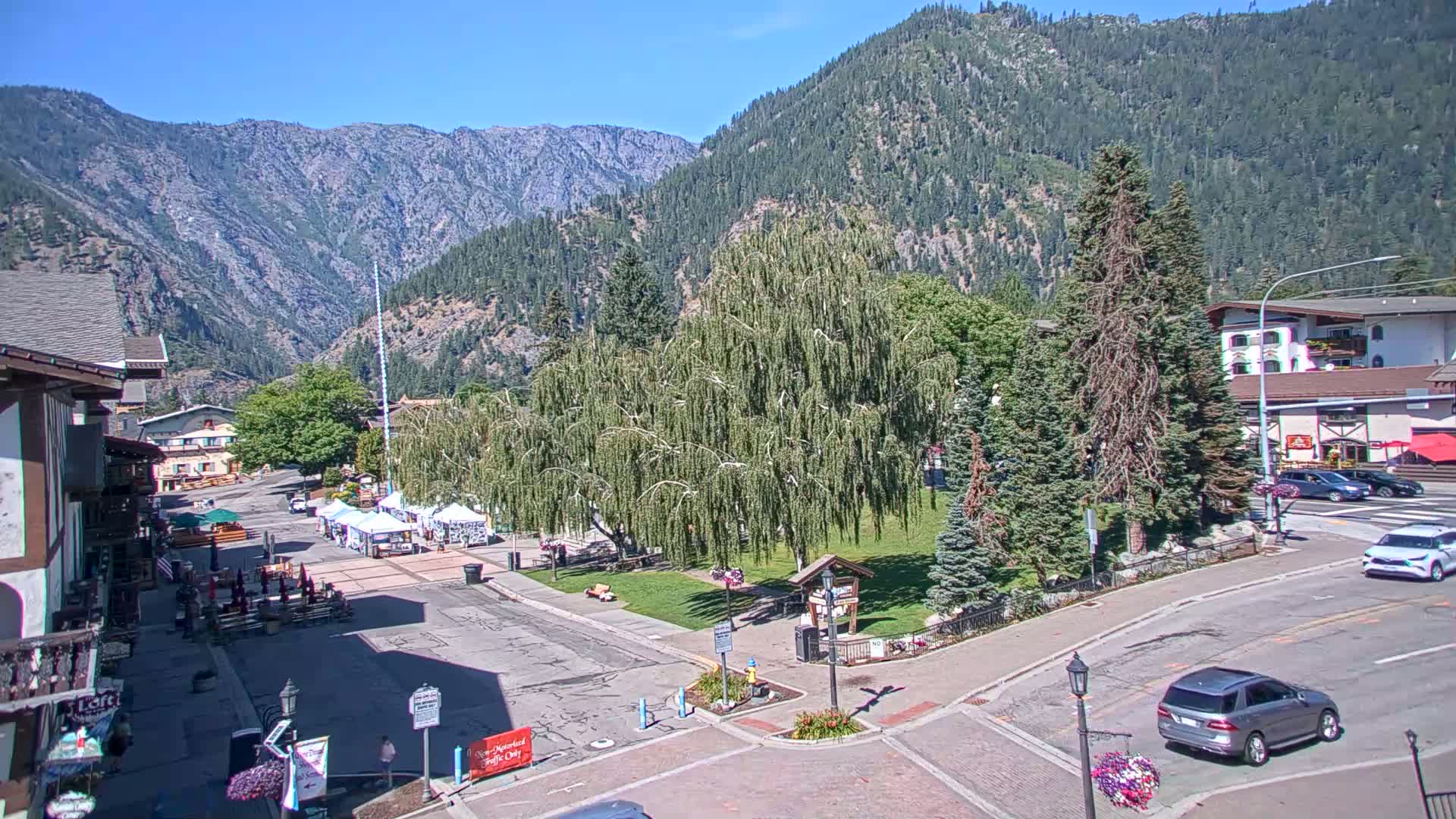 Leavenworth  Village Tumwater Mountain View Live Cam - Leavenworth, Chelan, Washington, USA