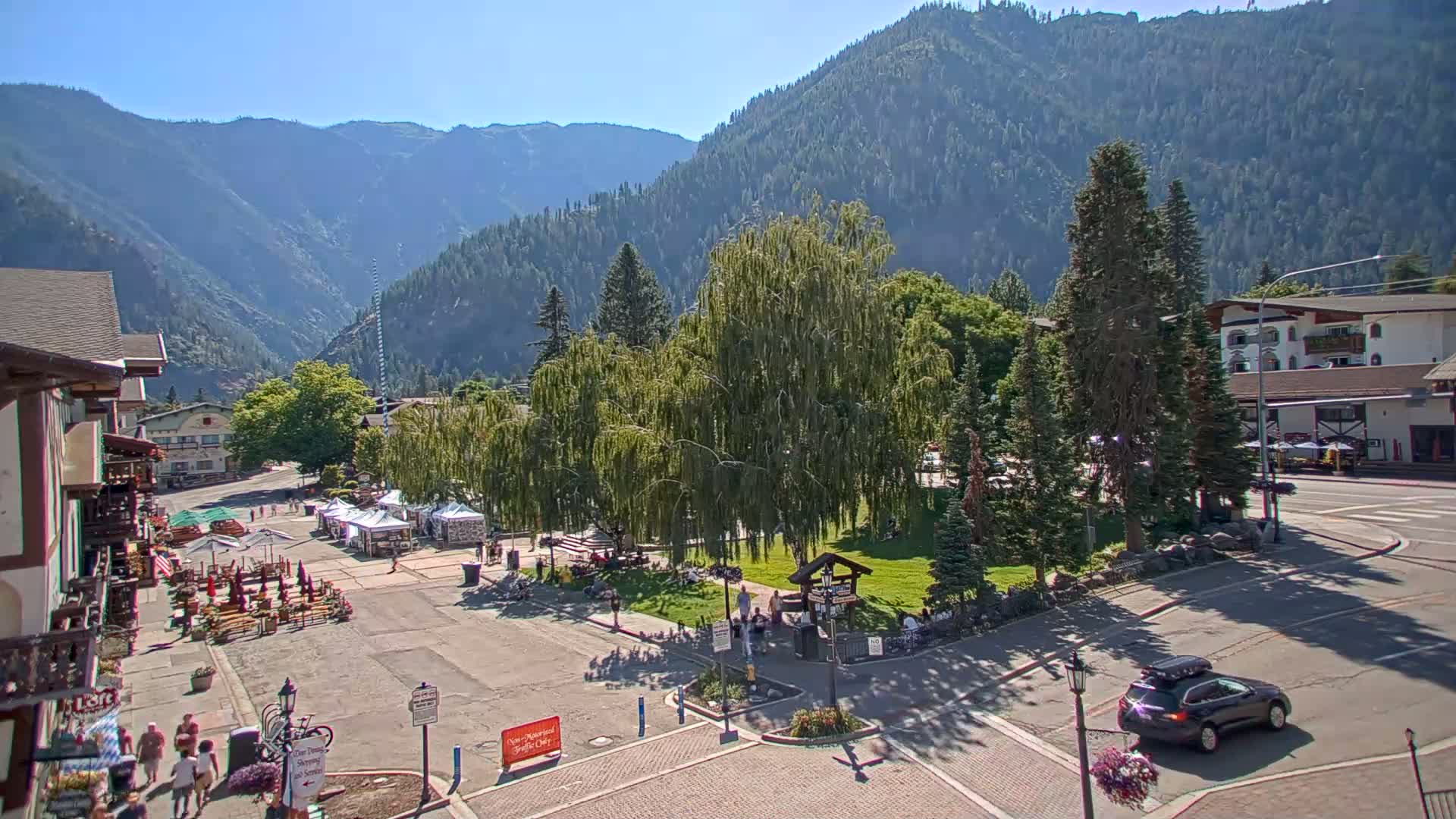 Leavenworth  Village Tumwater Mountain View Live Cam - Leavenworth, Chelan, Washington, USA