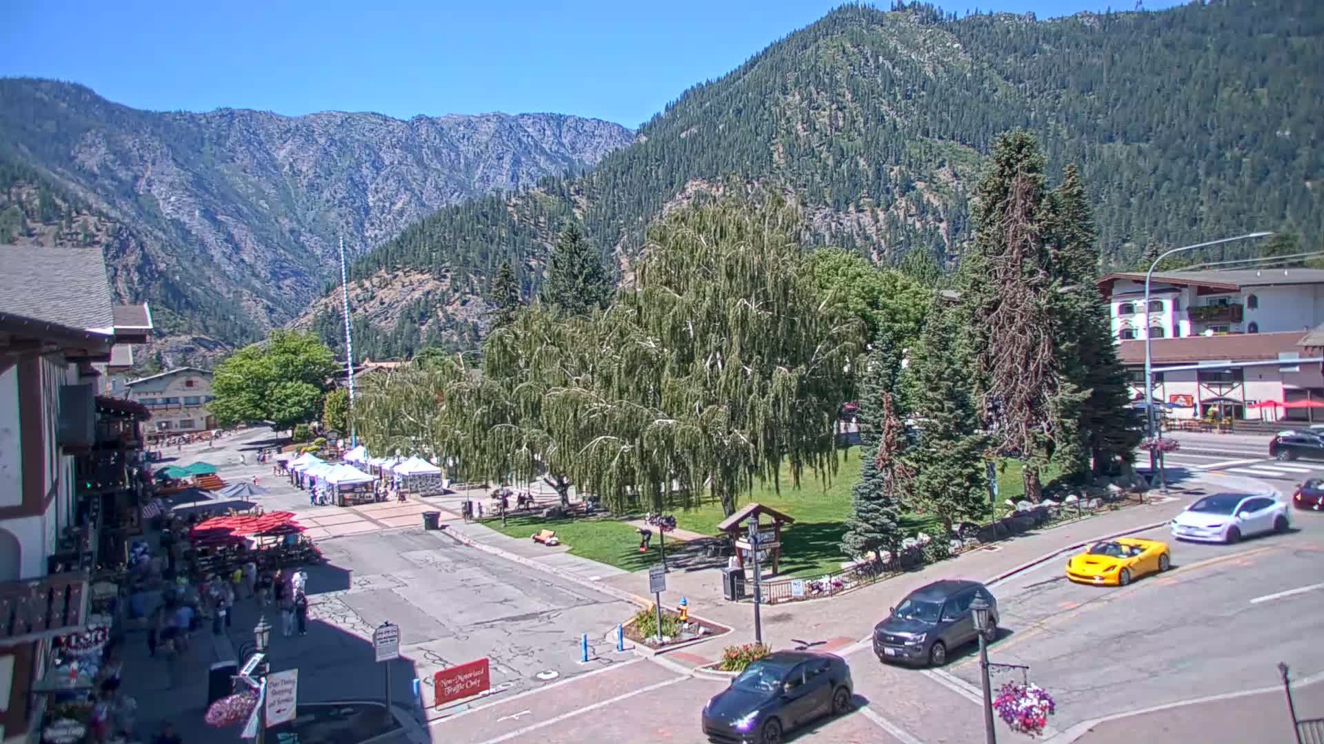 Leavenworth  Village Tumwater Mountain View Live Cam - Leavenworth, Chelan, Washington, USA