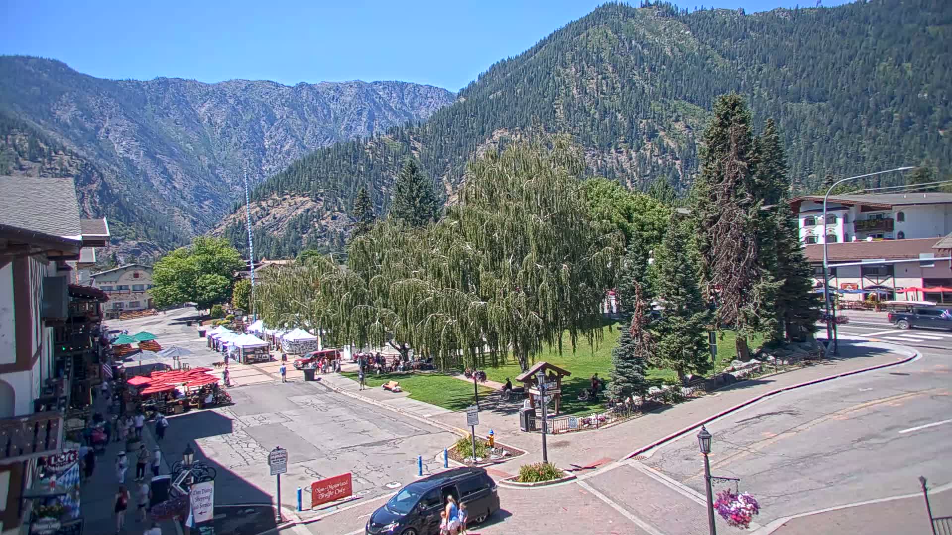 Leavenworth  Village Tumwater Mountain View Live Cam - Leavenworth, Chelan, Washington, USA