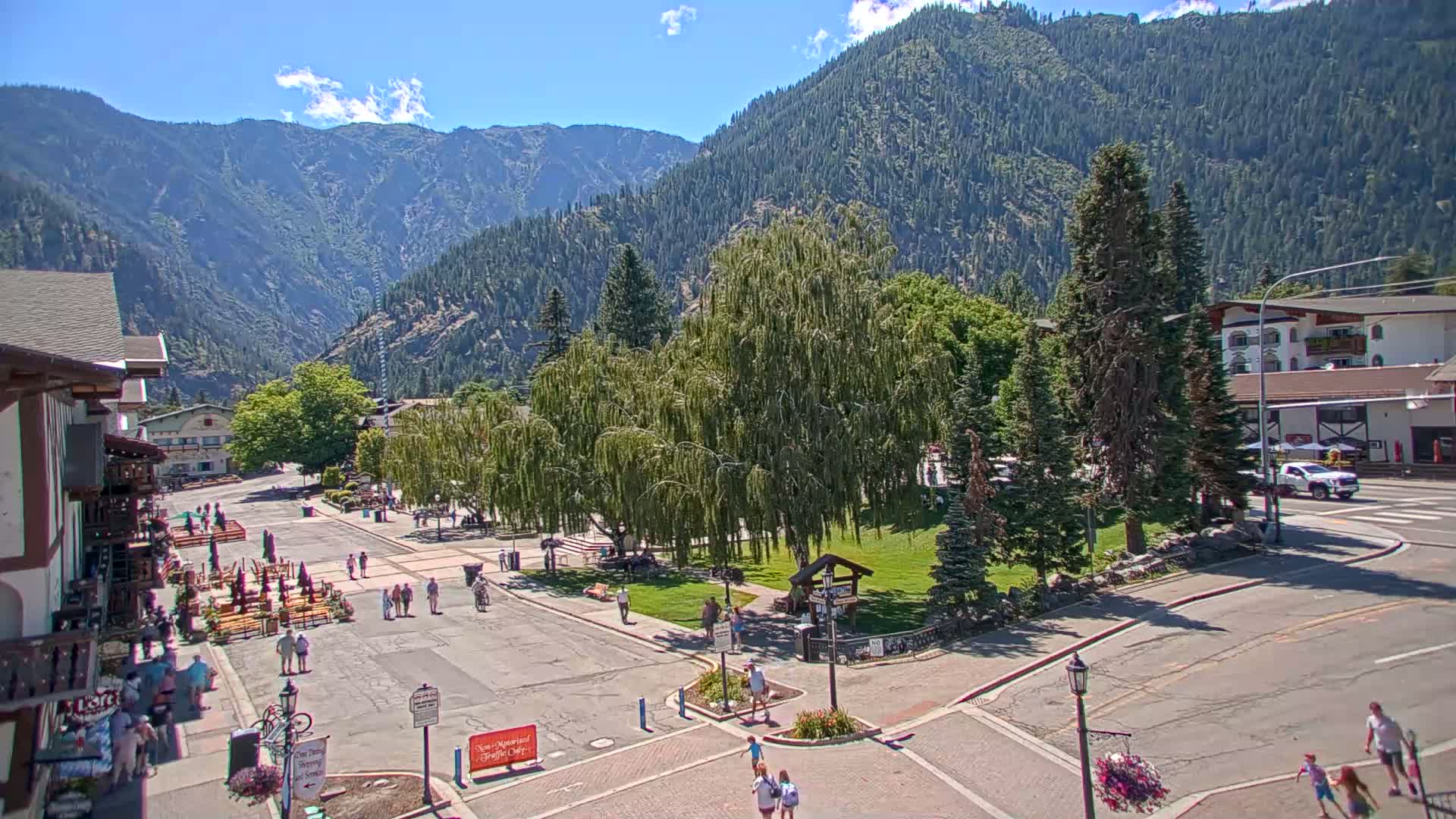 Leavenworth  Village Tumwater Mountain View Live Cam - Leavenworth, Chelan, Washington, USA