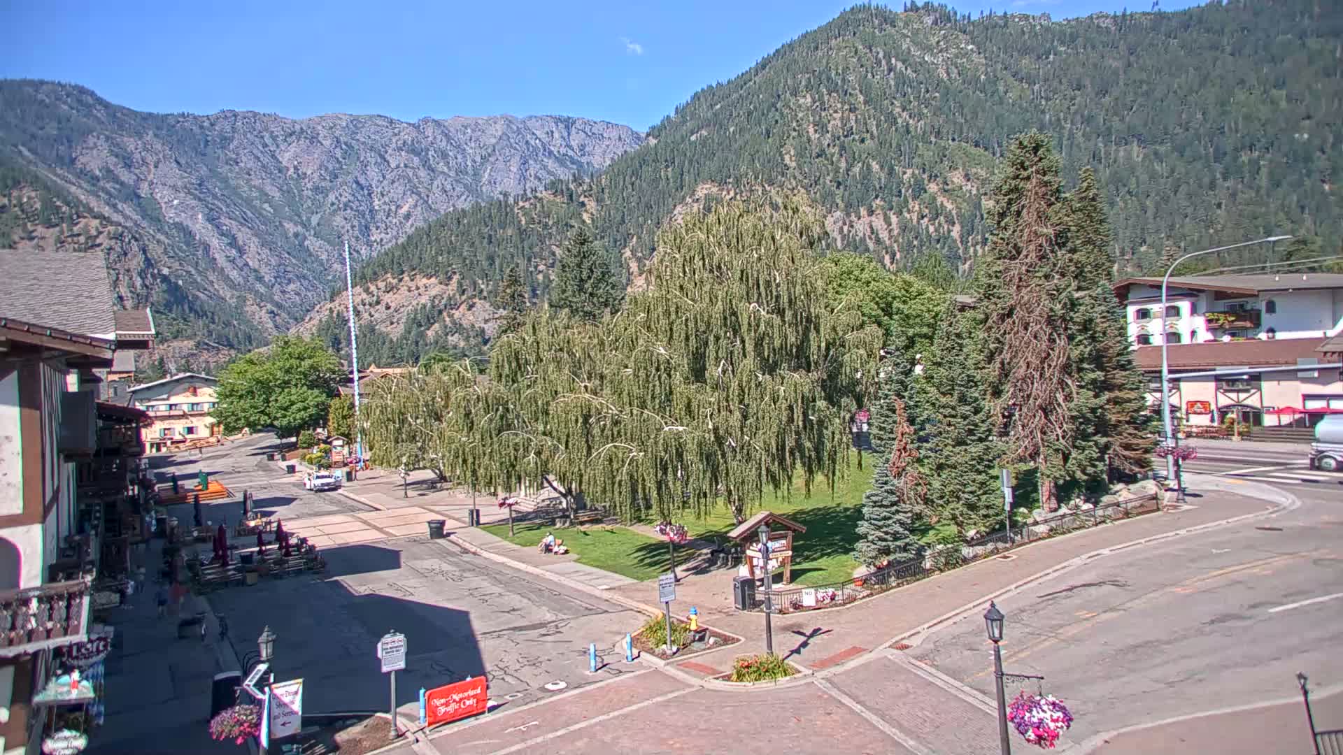 Leavenworth  Village Tumwater Mountain View Live Cam - Leavenworth, Chelan, Washington, USA
