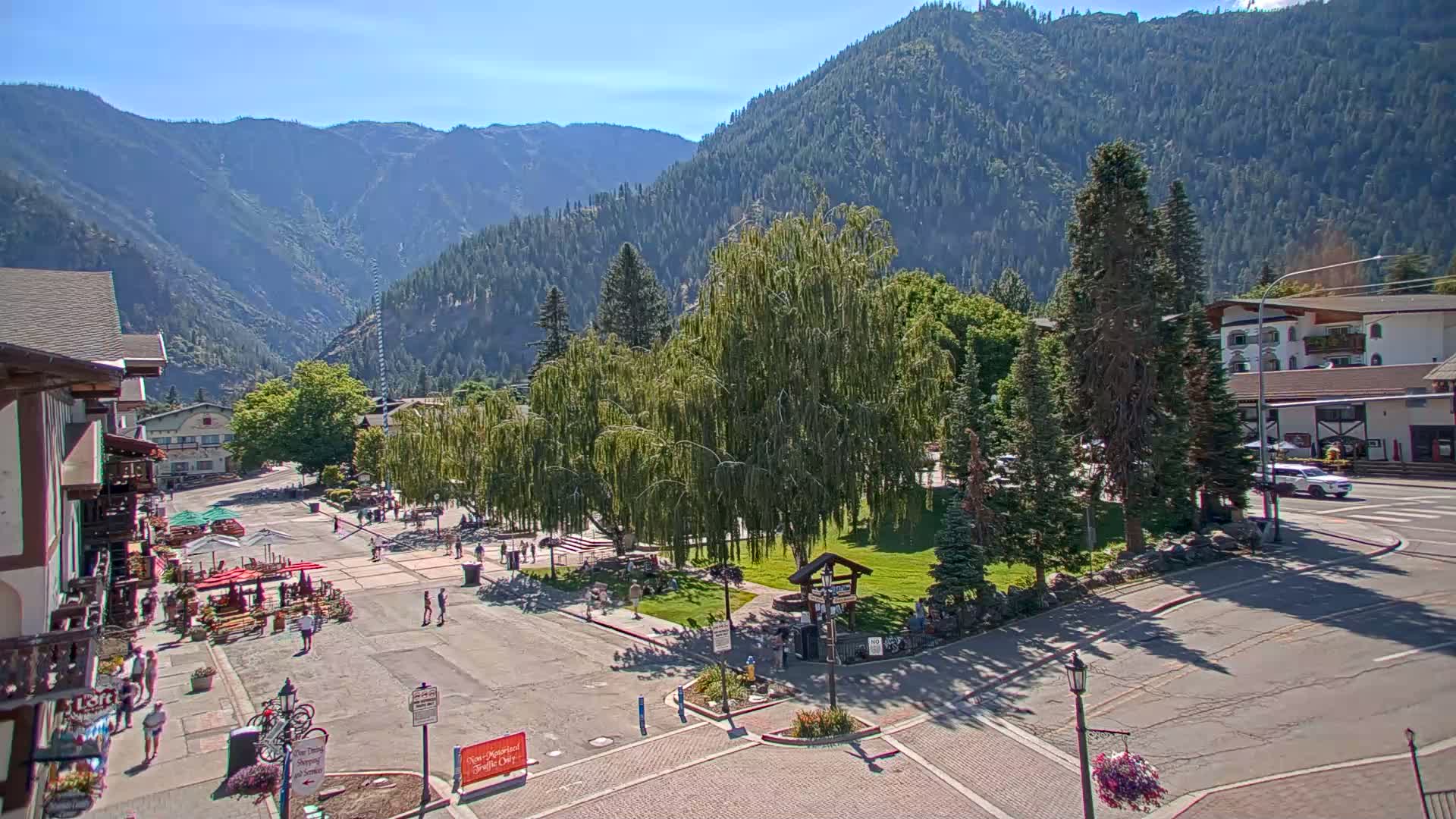 Leavenworth  Village Tumwater Mountain View Live Cam - Leavenworth, Chelan, Washington, USA