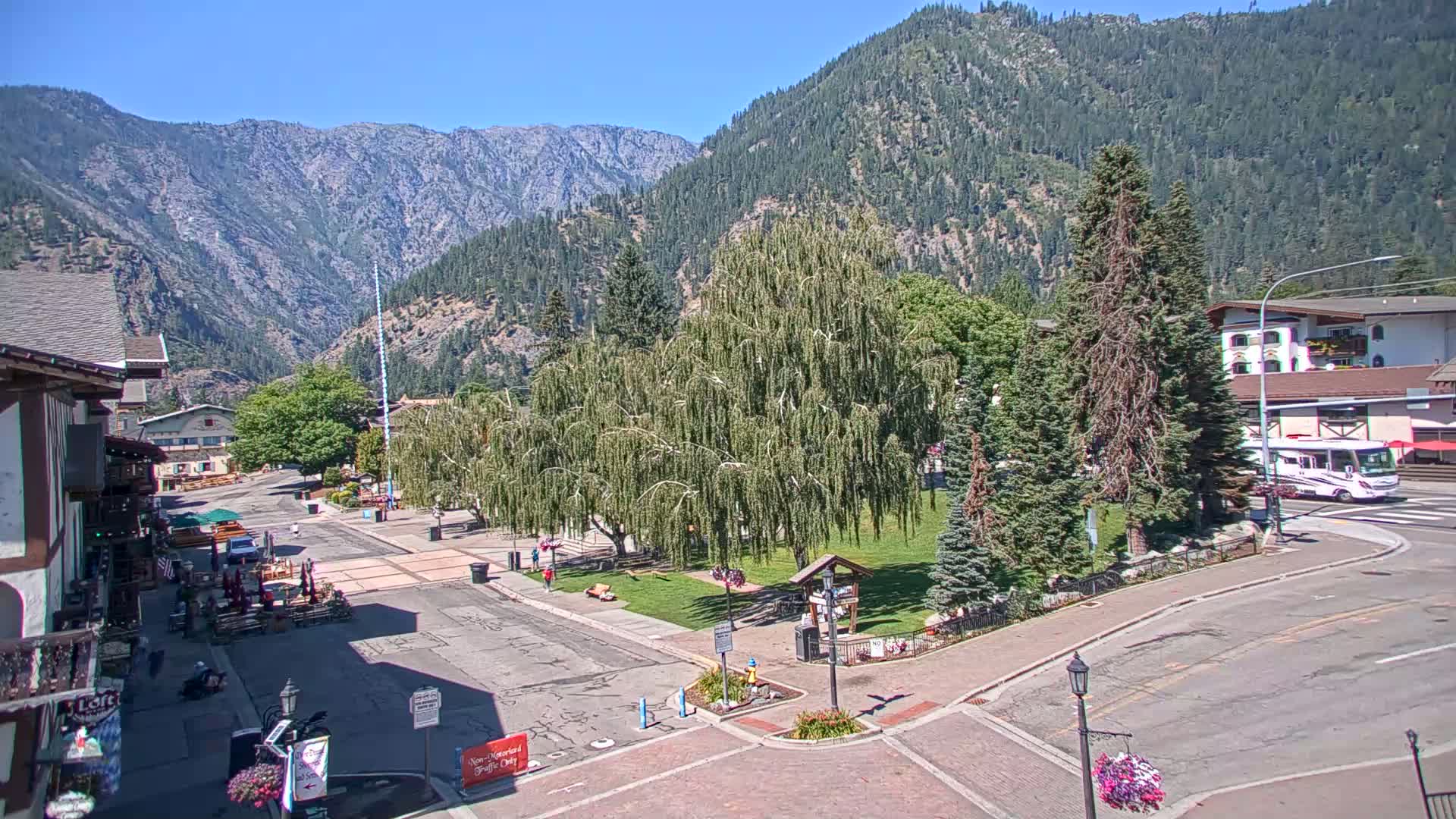Leavenworth  Village Tumwater Mountain View Live Cam - Leavenworth, Chelan, Washington, USA