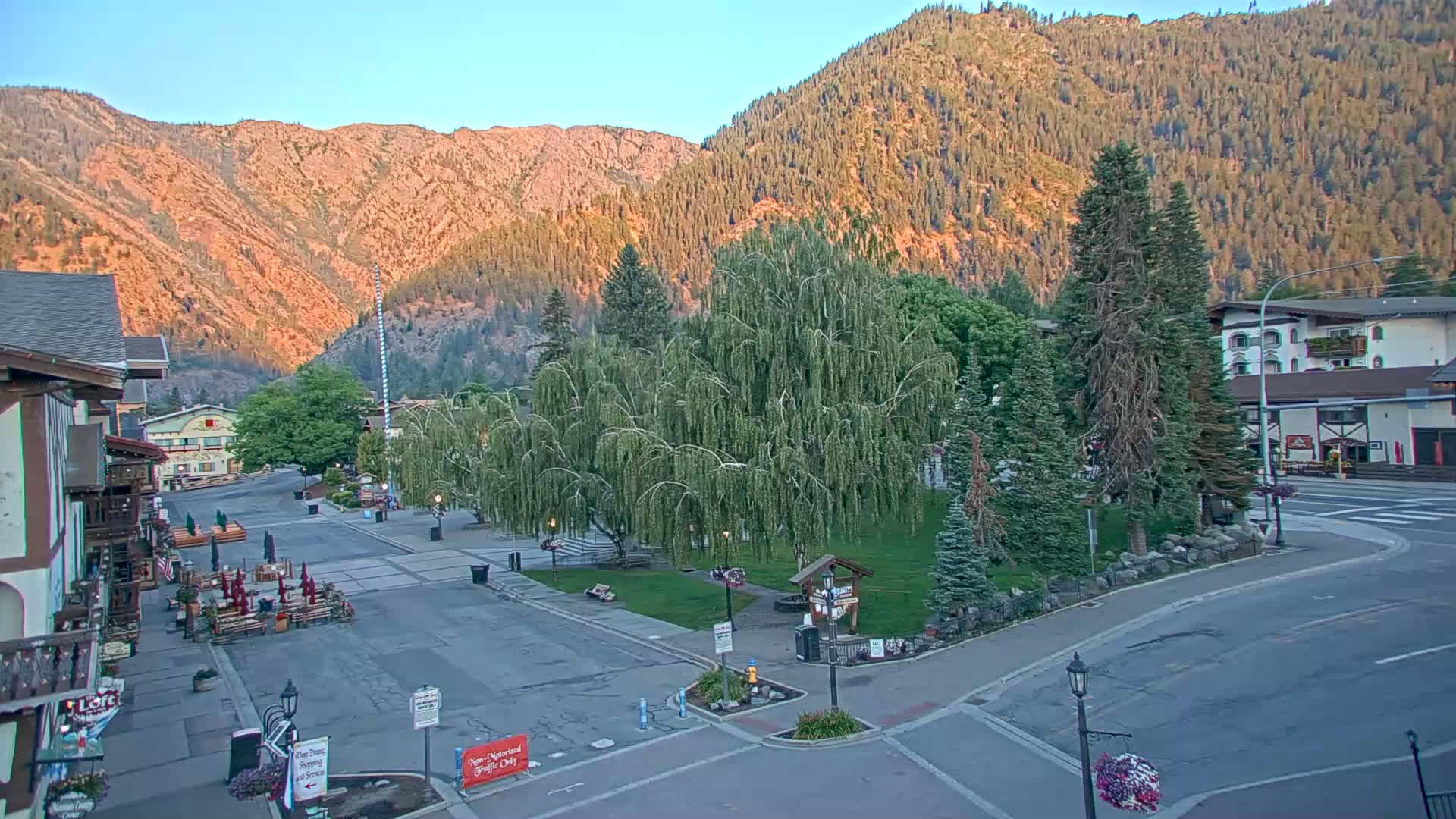 Leavenworth  Village Tumwater Mountain View Live Cam - Leavenworth, Chelan, Washington, USA