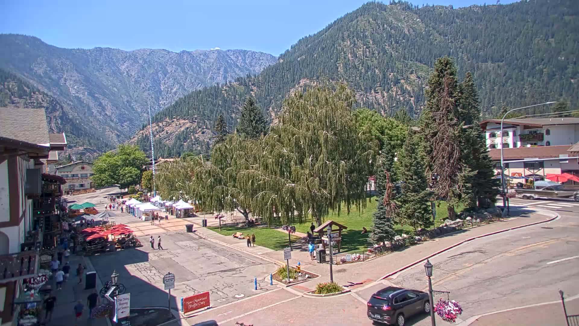 Leavenworth  Village Tumwater Mountain View Live Cam - Leavenworth, Chelan, Washington, USA