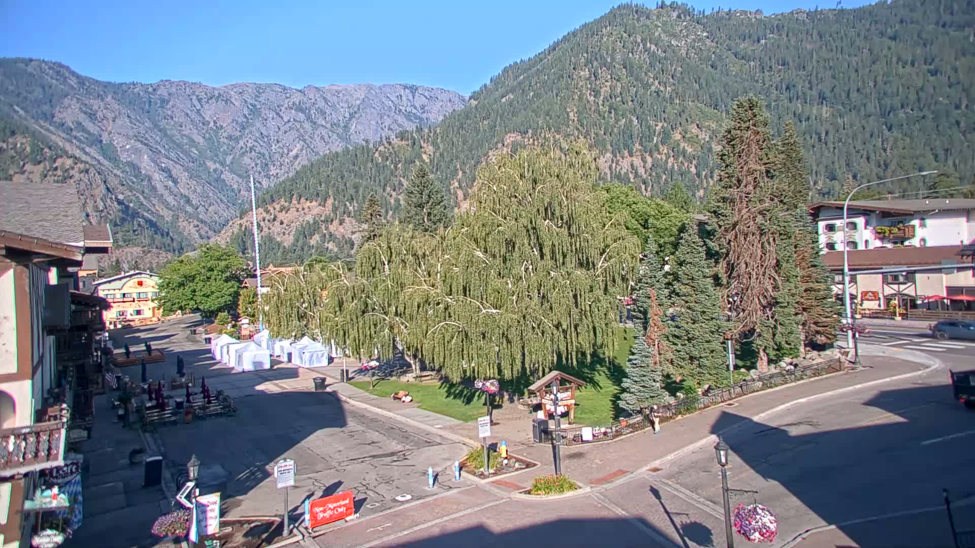 Leavenworth  Village Tumwater Mountain View Live Cam - Leavenworth, Chelan, Washington, USA